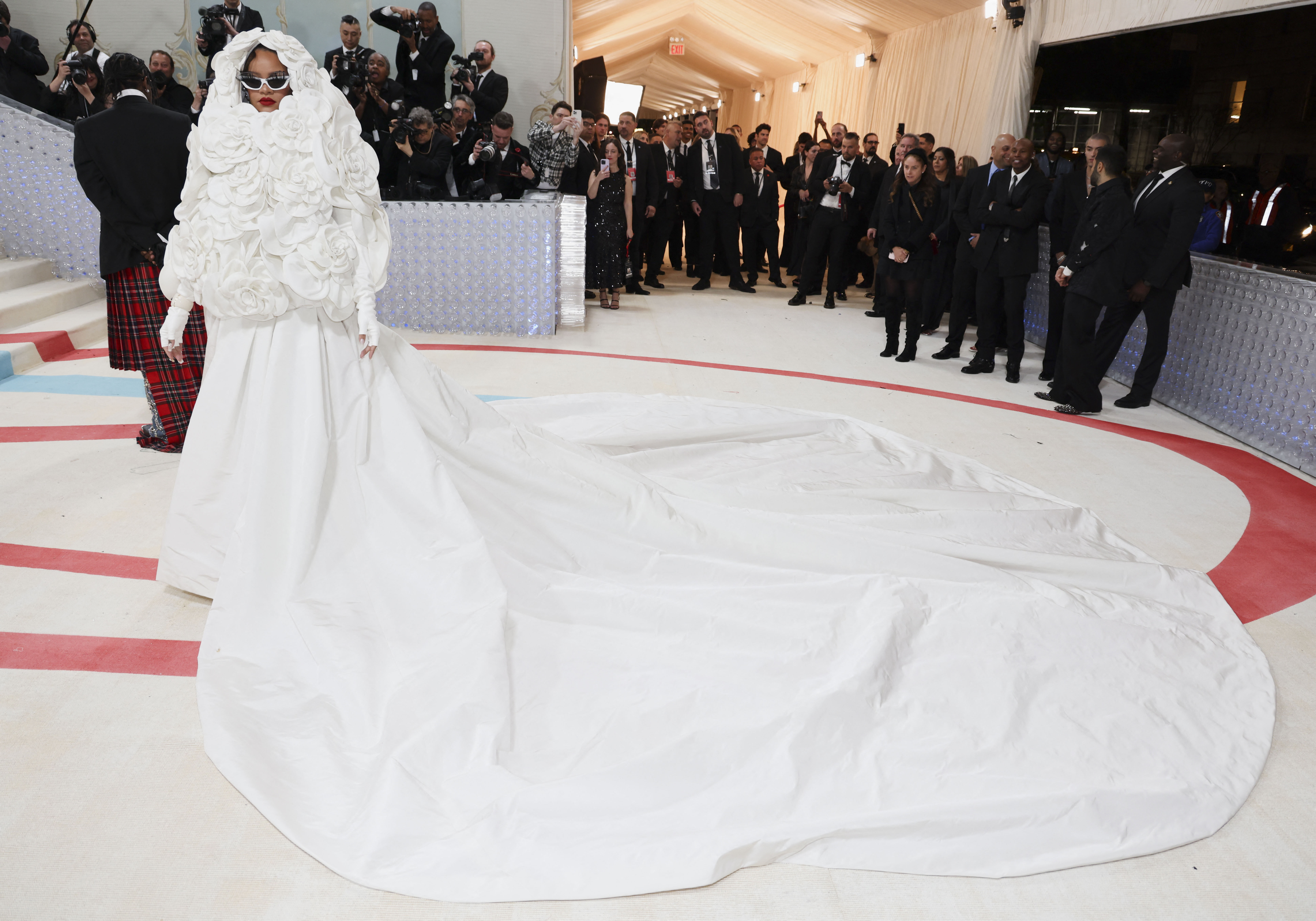Rihanna fue una de las últimas celebridades que pasó por la alfombra de la Met Gala. En este caso, lució un vestido de alta costura de Valentino /REUTERS/Andrew Kelly
