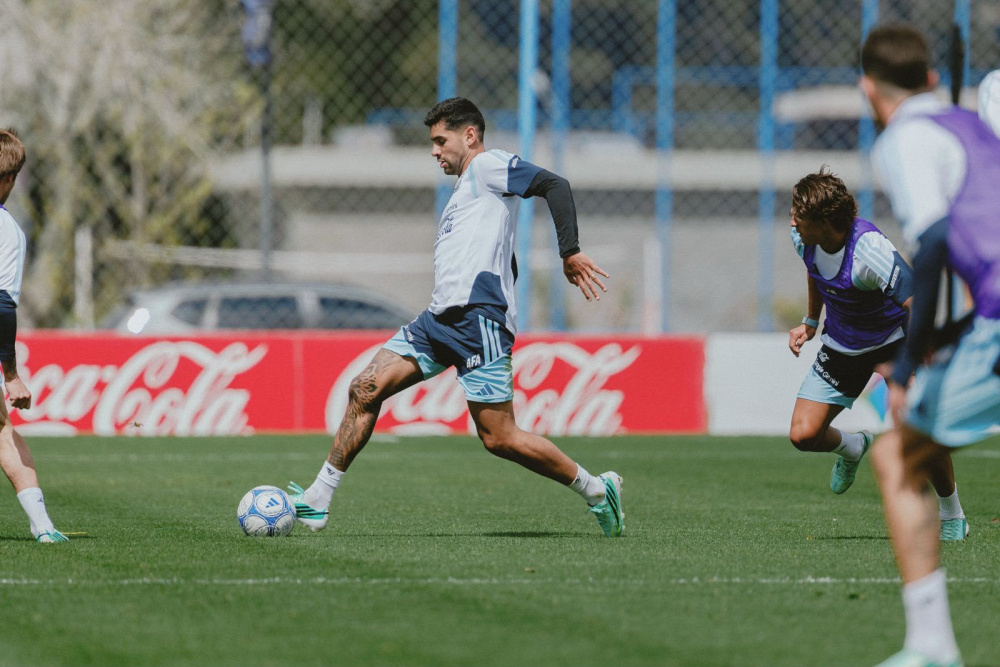 "Est&aacute; re ancho": la broma de Lisandro Mart&iacute;nez al Cuti Romero en el primer entrenamiento de la selecci&oacute;n argentina
