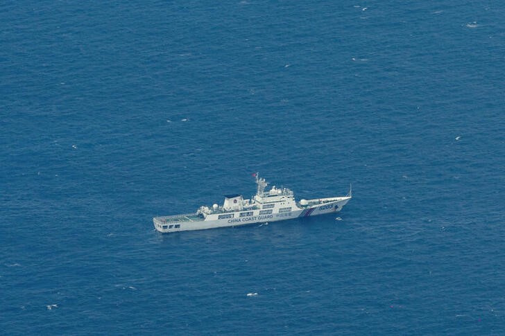 Un barco de la Guardia Costera china cerca de la isla Thitu, bajo control filipino, en el disputado archipiélago de las Islas Spratly (Reuters)