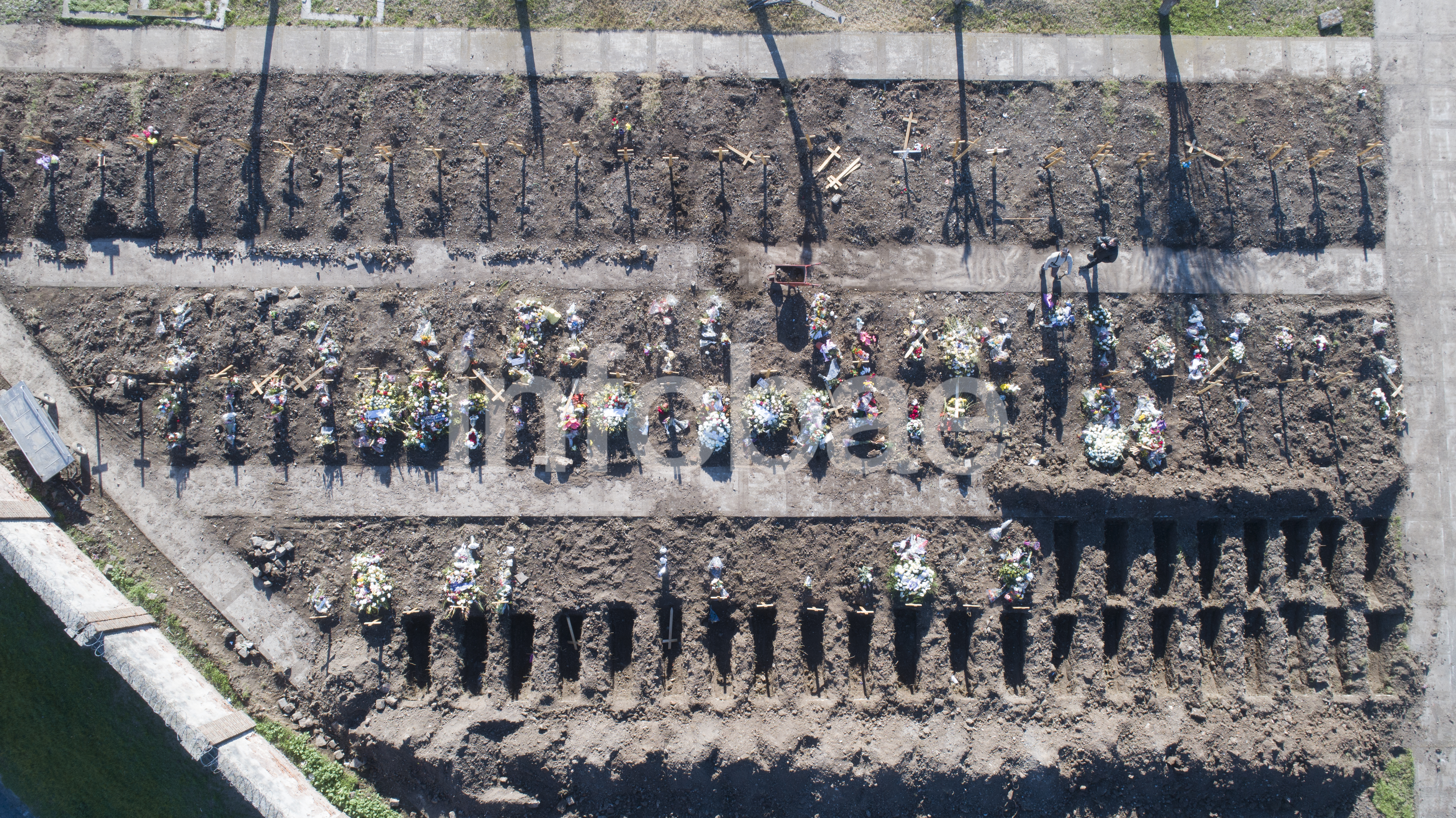 Tumbas para fallecidos por Covid en el Cementerio de Flores. Chacarita también destinó un sector especial (Lihueel Althabe)