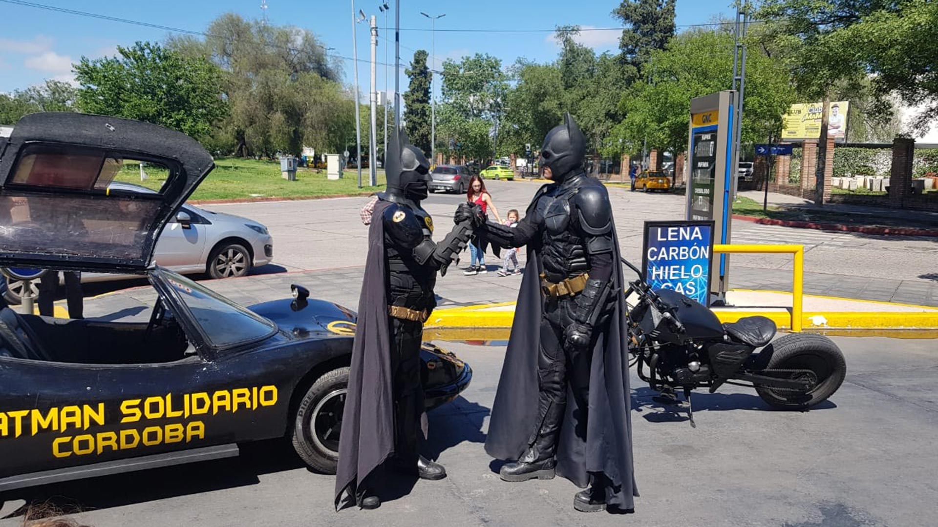 De día es albañil y por la tarde se viste de superhéroe: la historia del Batman  solidario de Córdoba - Infobae