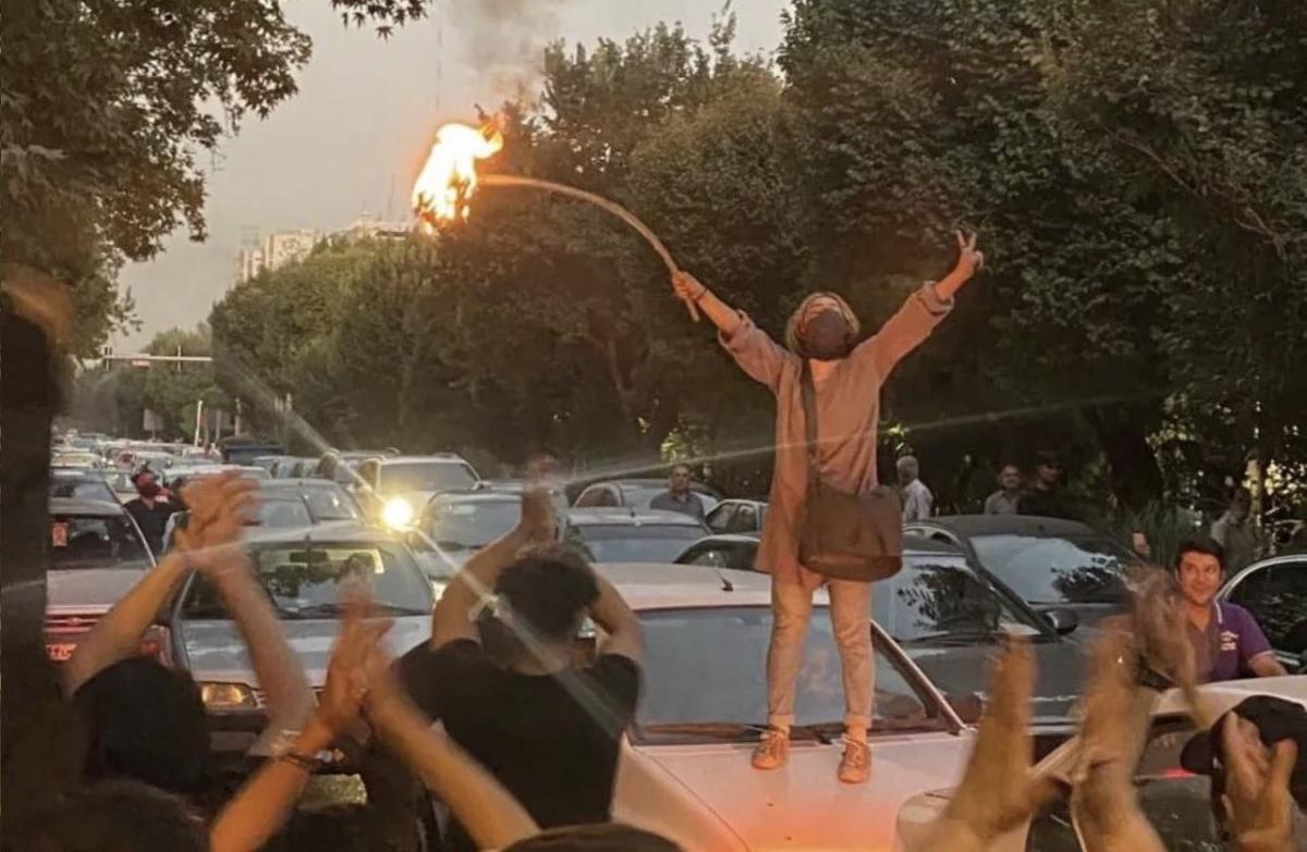 Protesta en una autopista de las afueras de Teherán con la quema de los pañuelos que el régimen de los yatollahs impone a las mujeres iraníes (Twitter)