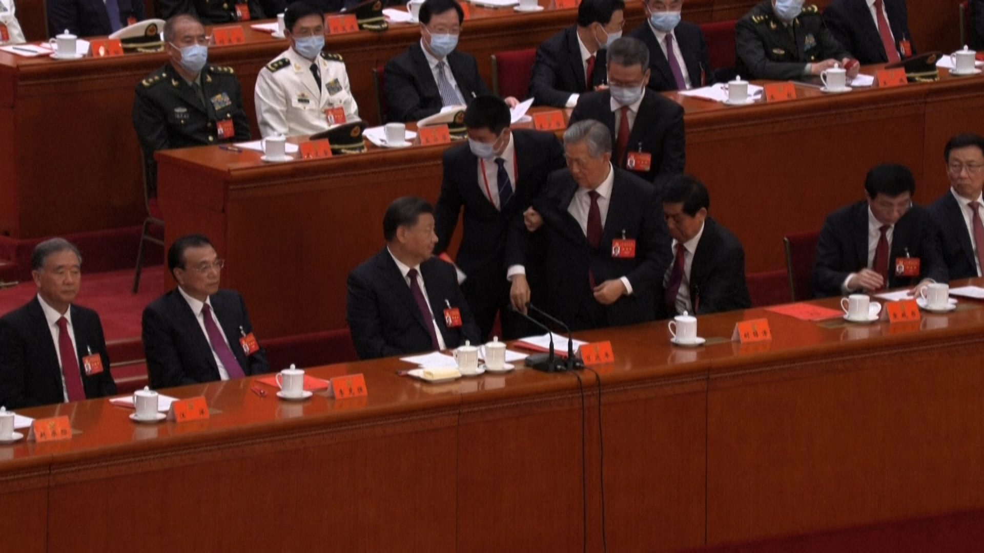 Hu Jintao siendo escoltado a las afueras del Palacio del Pueblo en Beijing