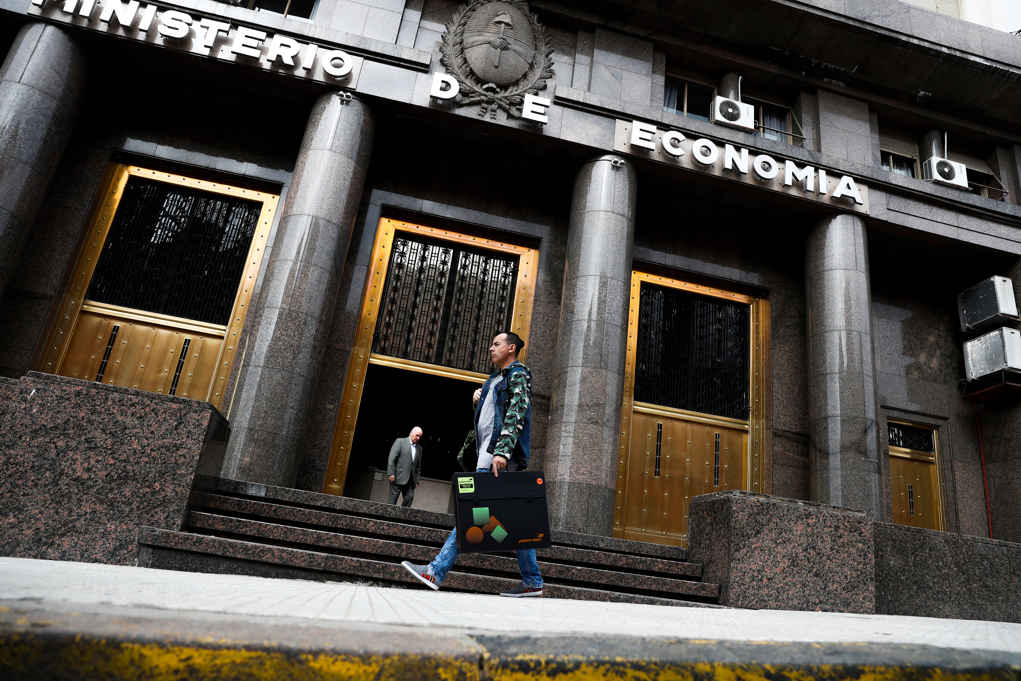 Fotografía de archivo en la que se registró el frontispicio de la sede del Ministerio de Economía de Argentina, en Buenos Aires (Argentina). EFE/David Fernández
