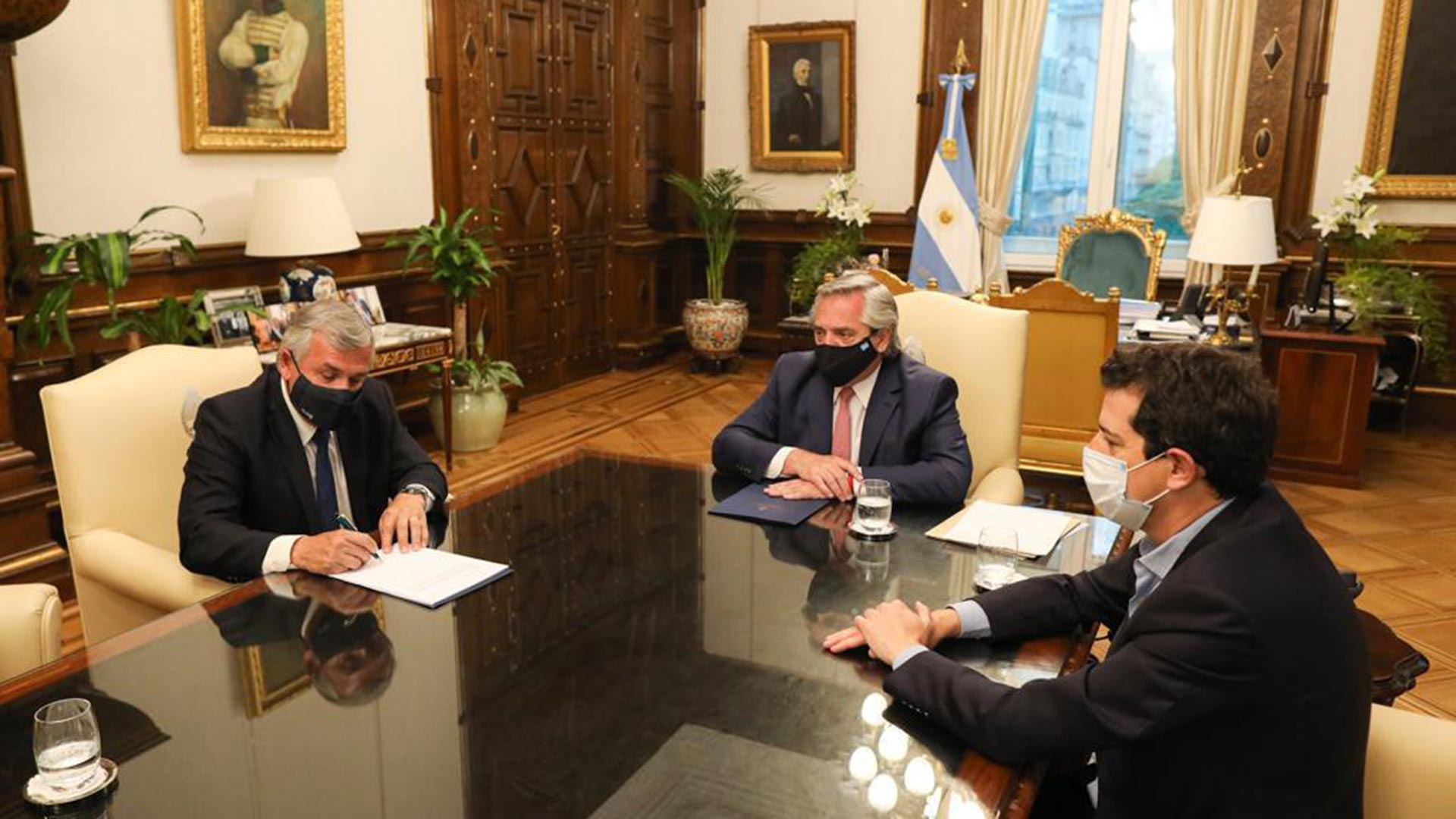 Alberto Fernández, Gerardo Morales y Eduardo "Wado" De Pedro firmaron ayer el pacto fiscal