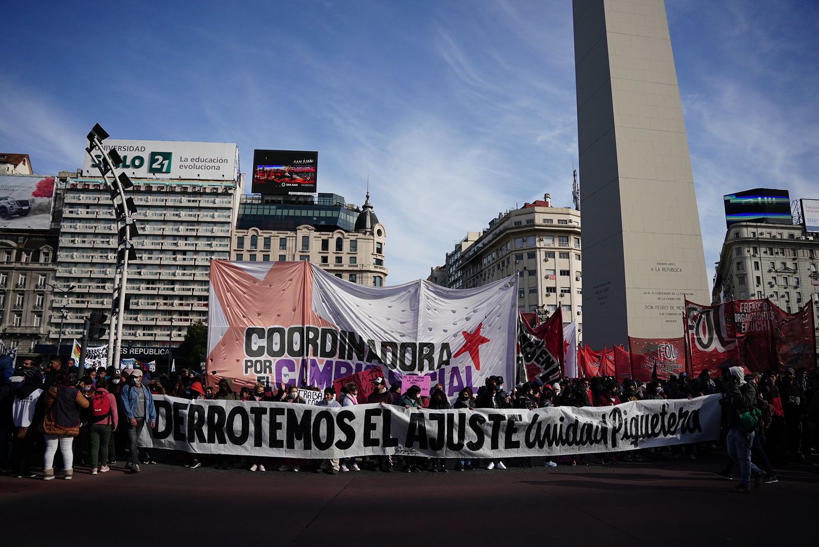 Los manifestantes se concentraron a lo largo de la avenida 9 de Julio, en los alrededores del Obelisco porteño, la avenida Belgrano y en la esquina de las avenidas 9 de Julio y San Juan