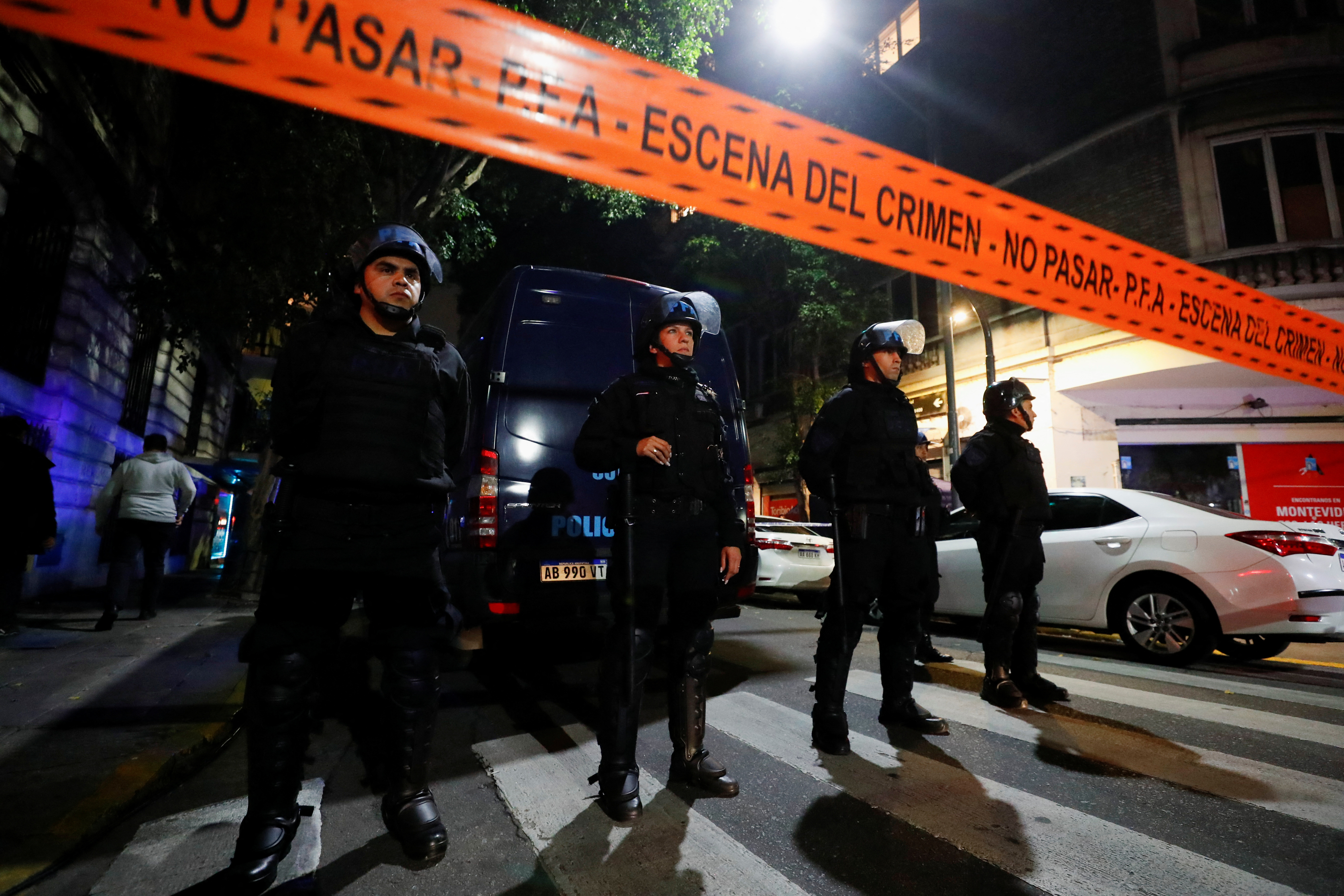 Los policÃ­as en la puerta de la casa de Cristina Kirchner, en Juncal y Uruguay