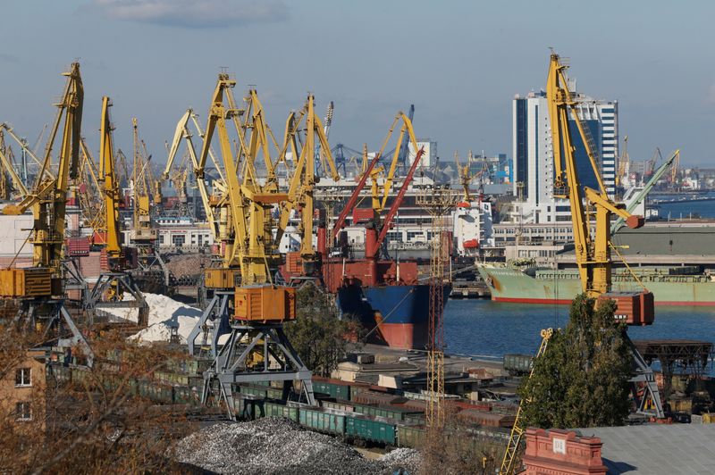 Imagen del puerto de Odessa, antes de la guerra. Su desbloqueo es clave para evitar una catástrofe, dice The Economista 
REUTERS/Valentyn Ogirenko
