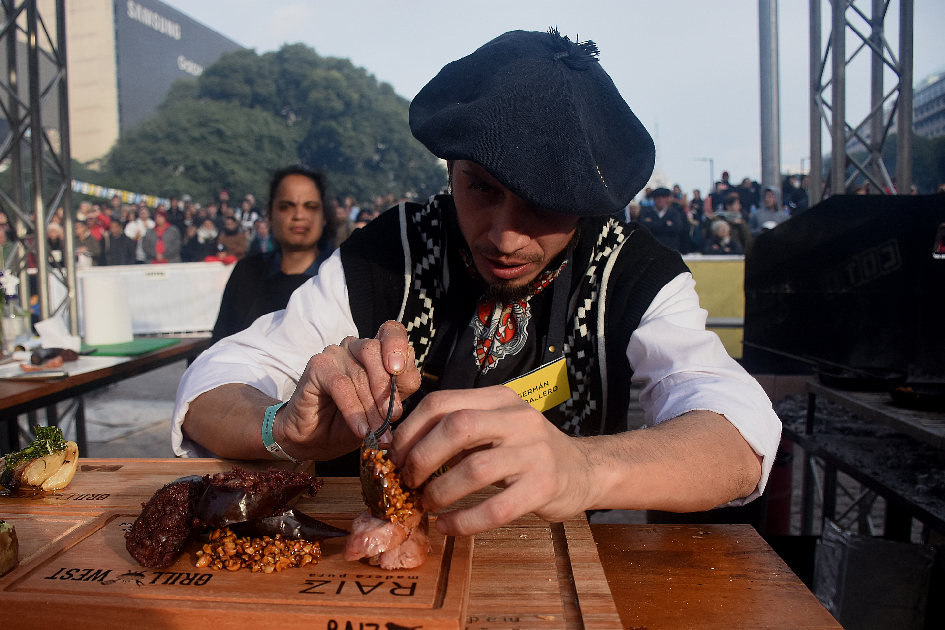 Durante una hora, al inicio de la competencia, cada concursante debió asar tres cortes de carne: bondiola de cerdo, riñón y un plato regional (Foto: Nicolas Stulberg)