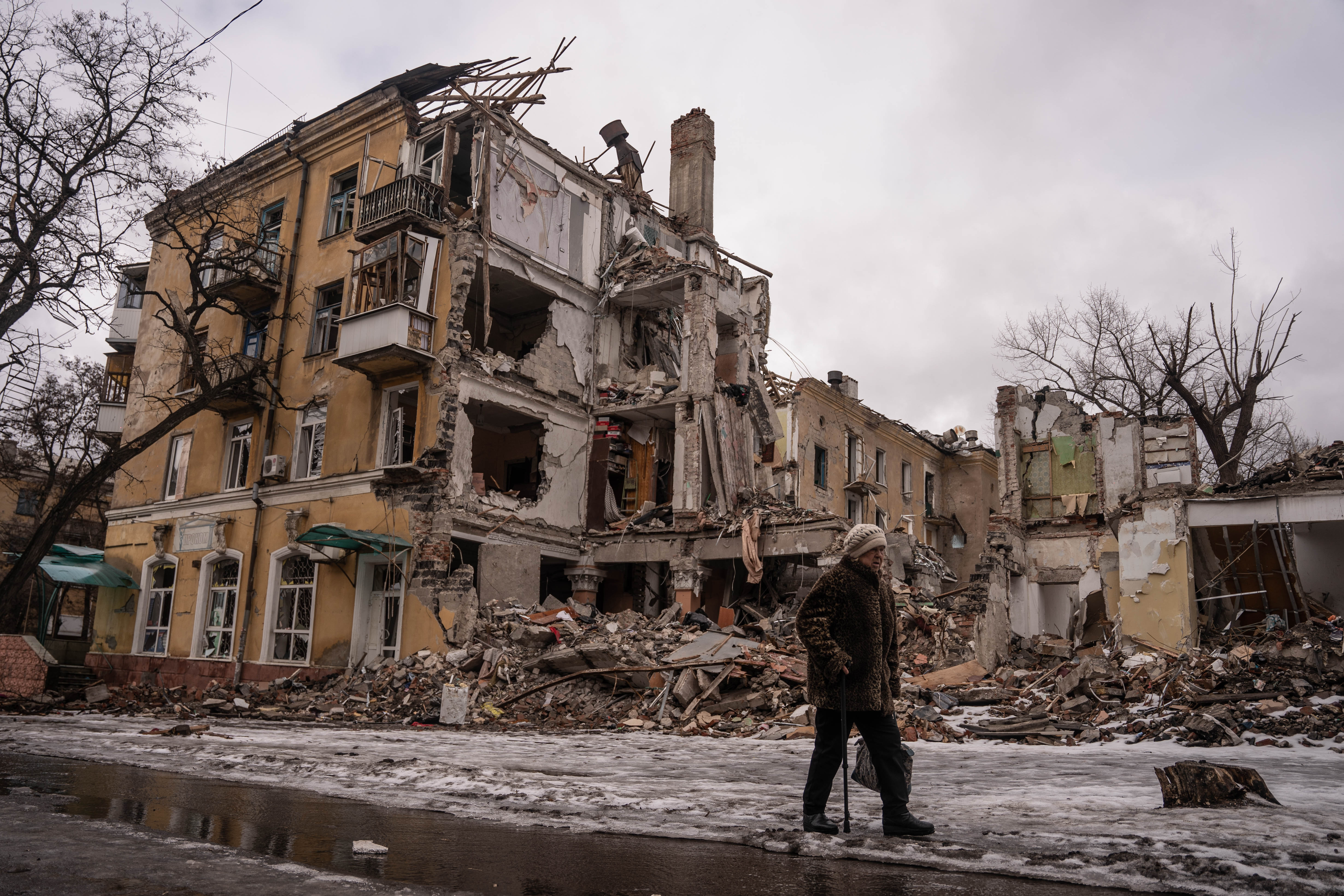 En Kramatorsk los pocos civiles que quedan conviven con los destrozos y sonidos de artillería saliente y entrante que no cesa desde el inicio de la invasion rusa