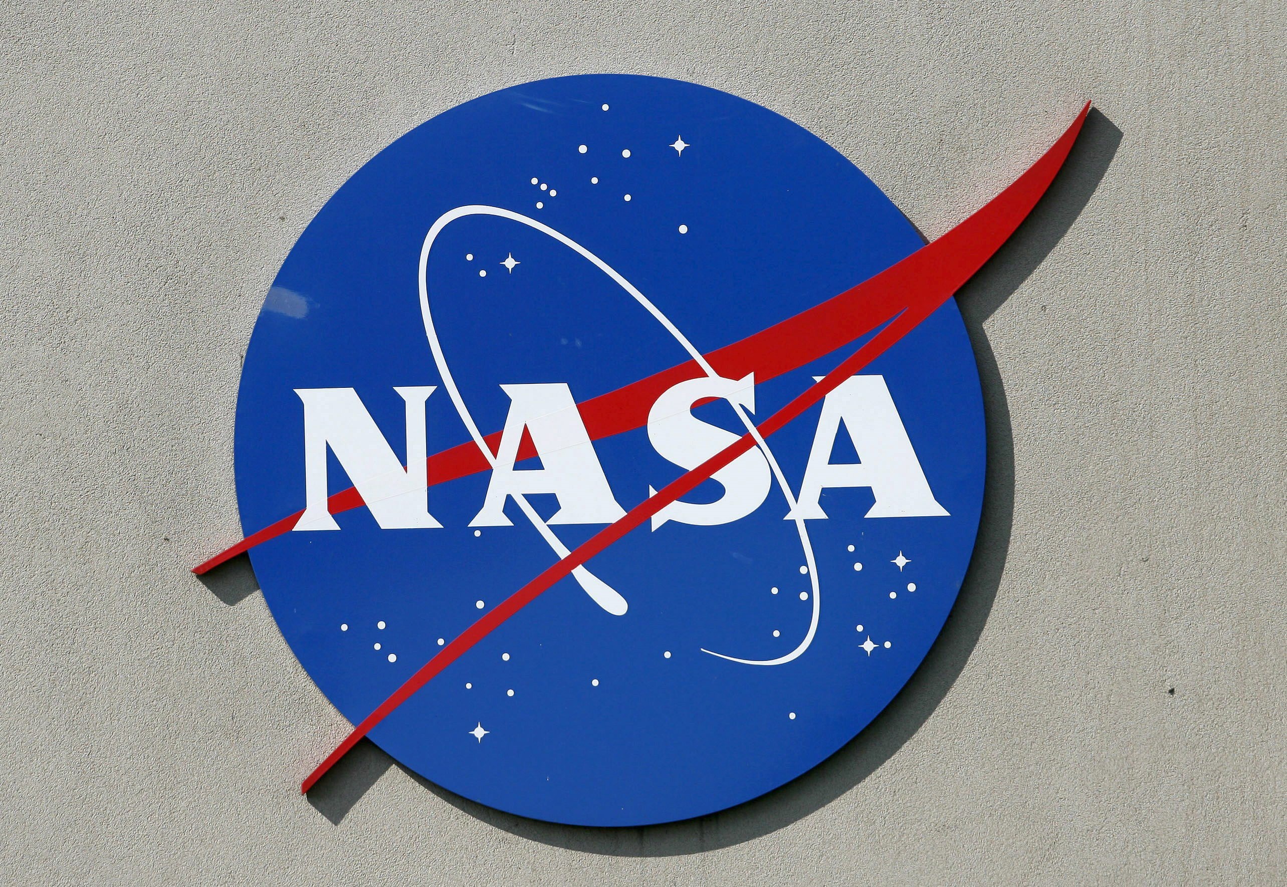 A través de las misiones de Artemisa, la NASA llevará a la primera mujer y a la primera persona de color a la superficie de la Luna y establecerá una presencia lunar a largo plazo que servirá como trampolín en el camino a Marte. En la imagen un registro de archivo de un logo de la agencia espacial estadounidense (NASA). EFE/Aaron M. Sprecher
