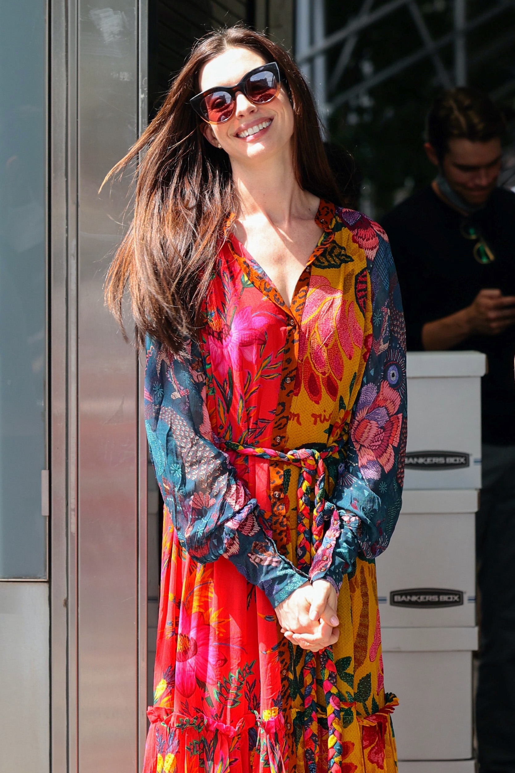 Día de trabajo. Anne Hathaway fue fotografiada en el set de filmación de "WeCrashed", cuyo rodaje se lleva a cabo en Manhattan, Nueva York. La actriz lució un vestido estampado de varios colores de manga larga