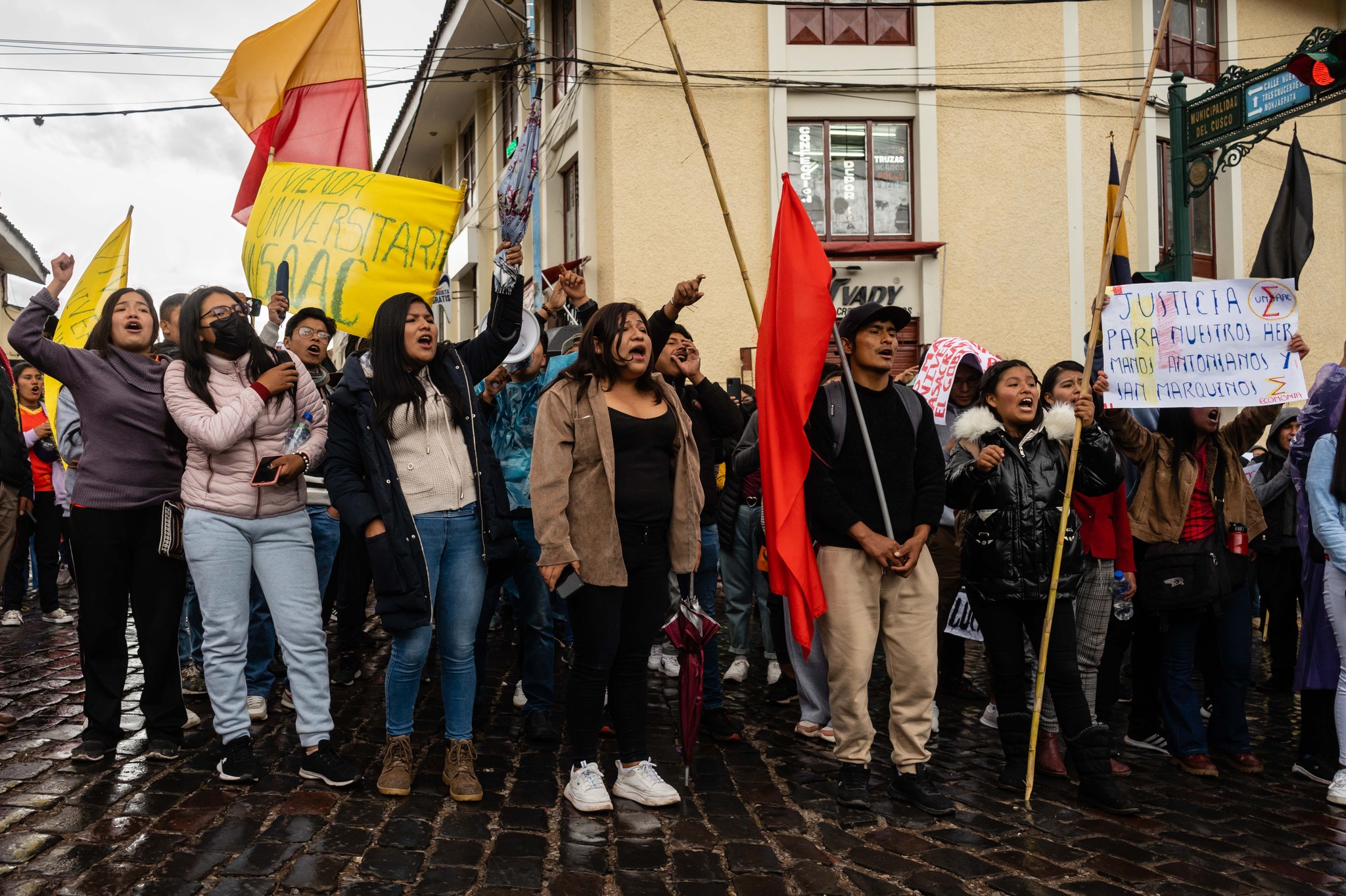 Estudiantes de Cusco en apoyo a sus compañeros detenidos en operativo de San Marcos.