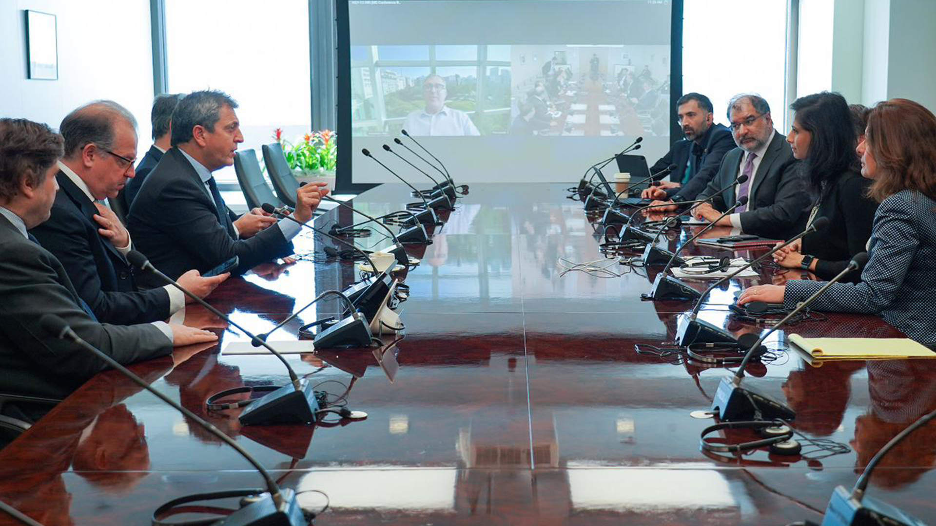 El equipo económico durante una de las últimas reuniones de negociación técnica con el staff del FMI.