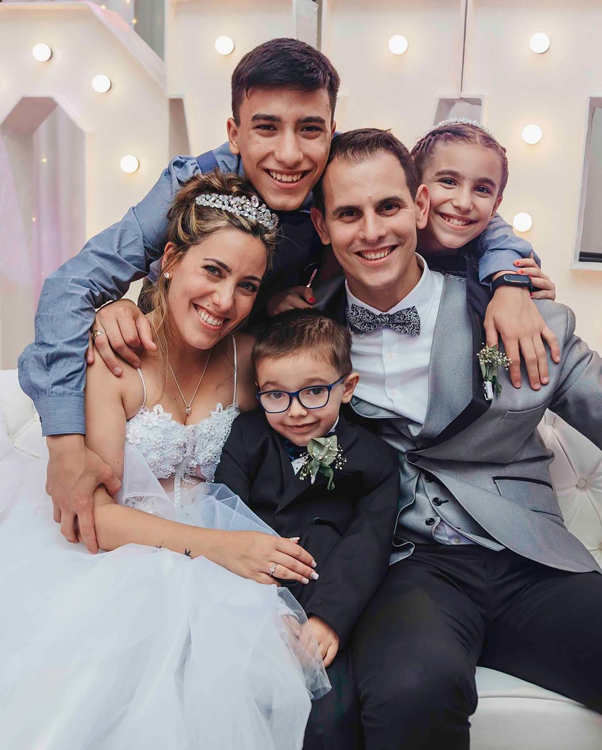 Sol junto a su marido Matías, y sus hijos Valentín, Sol y Bautista (Instagram @daniellamastri)