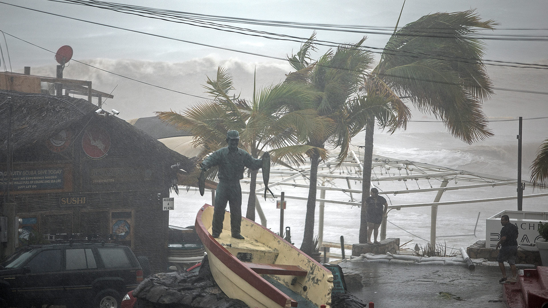“Howard” se fortalece: se mantienen lluvias, vientos fuertes y oleaje elevado en las costas del Pacífico