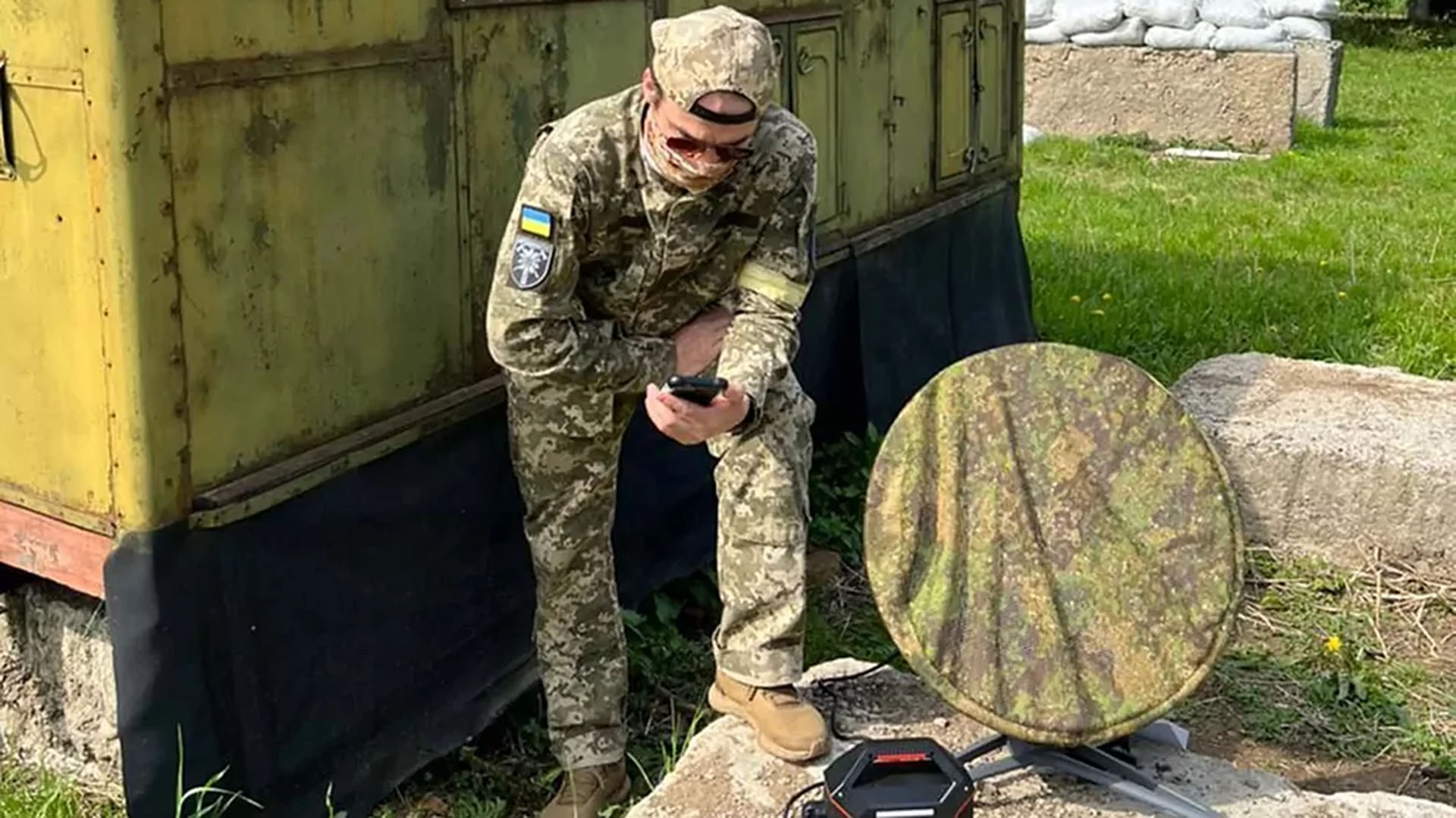 Un militar ucraniano conectando la antena de starlink. E. M.