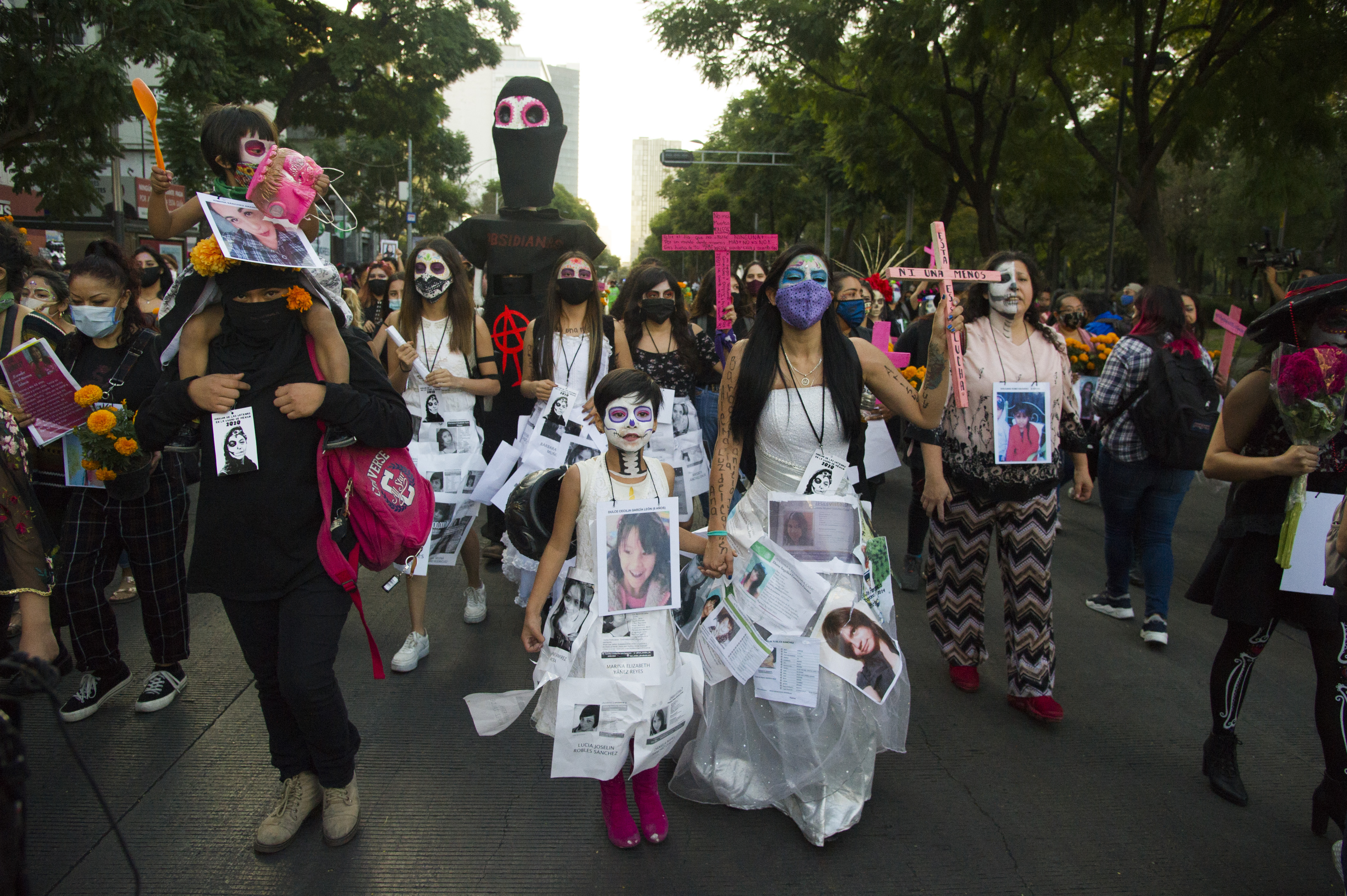 Manifestantes participan en la marcha