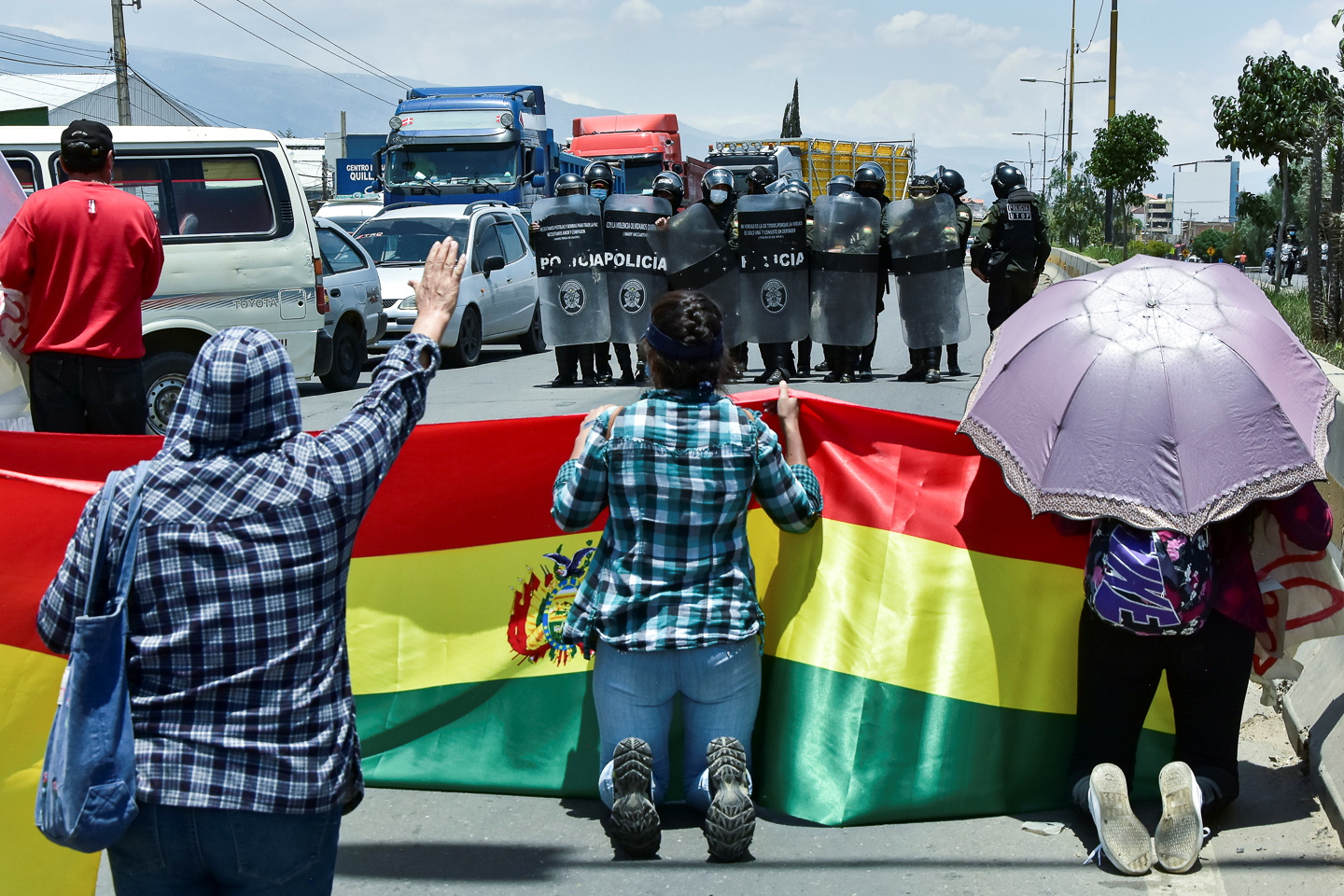 Mujeres enfrentan a la policía de Luis Arce en Cochabamba (Reuters)