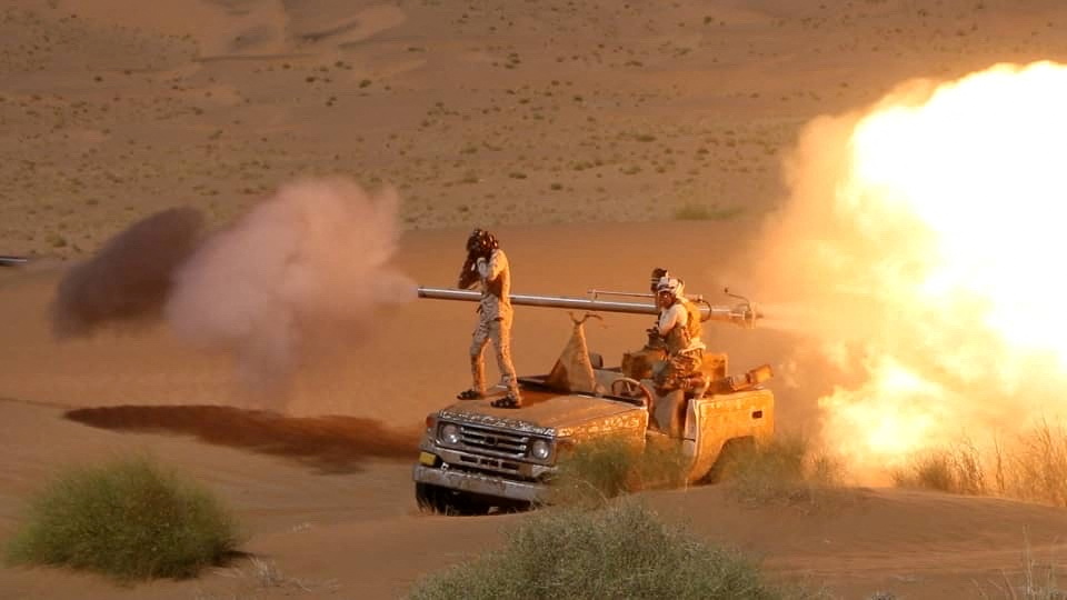 Fuerzas gubernamentales yemeníes, apoyadas por Arabia Saudita, disparan un cañón emplazado en una camioneta, contra los rebeldes houties en la batalla del Maarib. Yemeni Armed Forces/Handout via REUTERS 