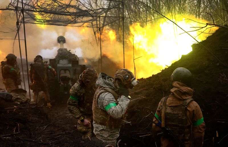 Artillería ucraniana dispara hacia la línea del frente durante los intensos combates cerca de Bakhmut (REUTERS/Kai Pfaffenbach)