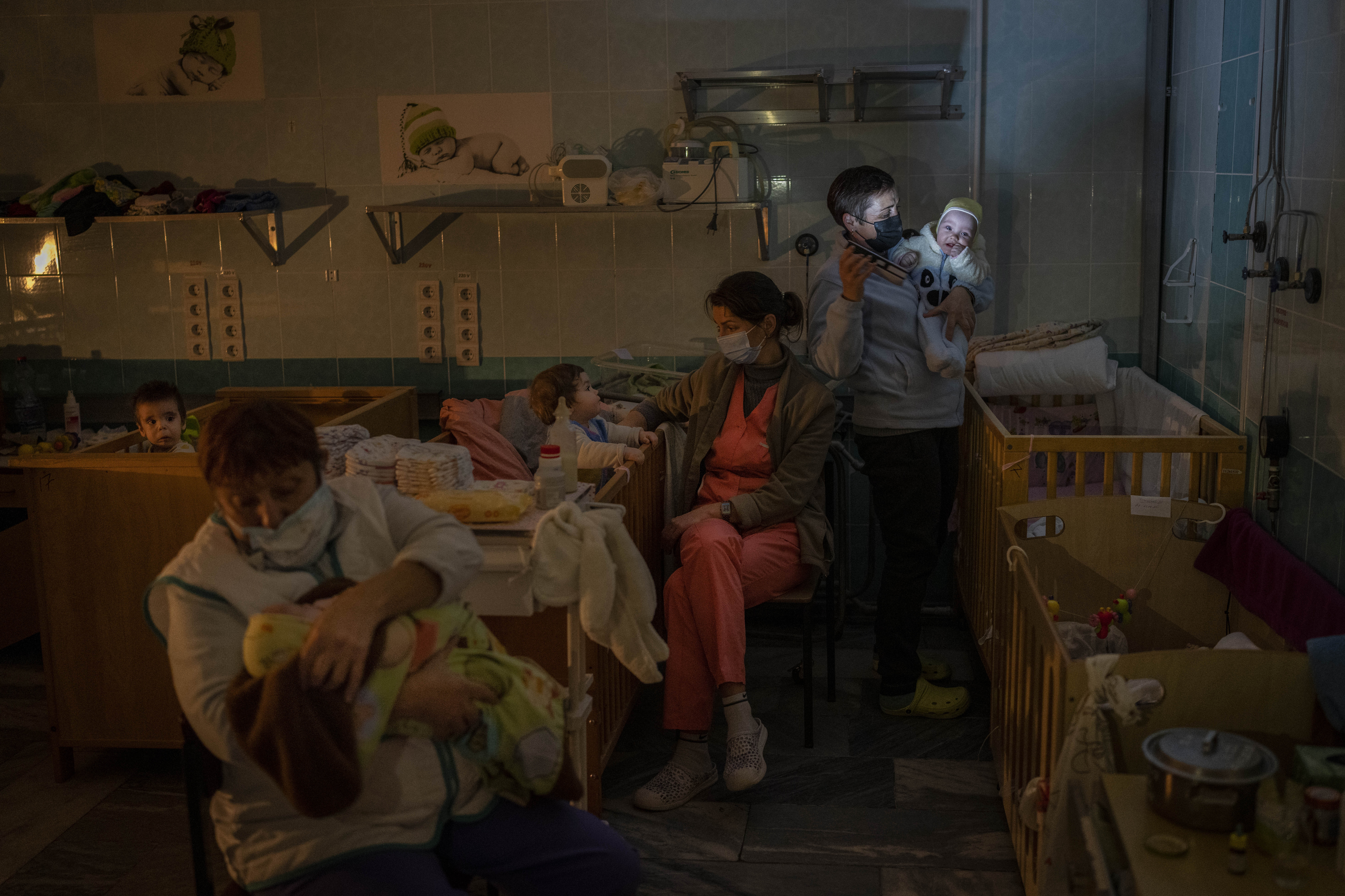 Personal hospitalario atiende a niños huérfanos en la sala de maternidad de un hospital regional ucraniano, el martes 22 de noviembre de 2022. AP/Bernat Armangue/Archivo