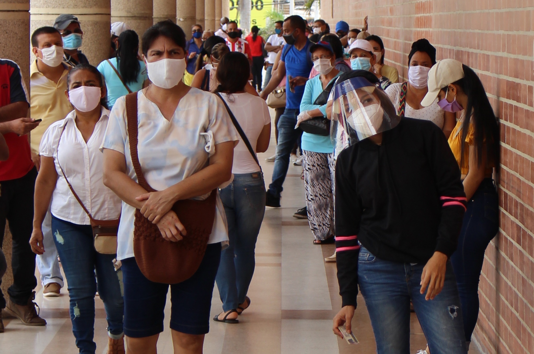 Fotografía fechada el 18 de junio del 2020 que muestra unas personas aglomeradas en Barranquilla (Colombia), una ciudad que con su vecina Cartagena suman los más altos índices de contagios y muertes por COVID-19 en la región caribe colombiana (EFE/Ricardo Maldonado Rozo)
