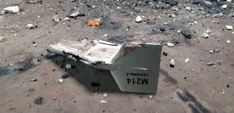 Fragmento de un vehículo aéreo no tripulado, lo que las autoridades militares ucranianas describieron como un drone Shahed-136 de fabricación iraní y que fue derribado cerca de la ciudad de Kupiansk, en la región de Kharkiv, Ucrania, en esta imagen distribuida el 13 de septiembre de 2022 (REUTERS)