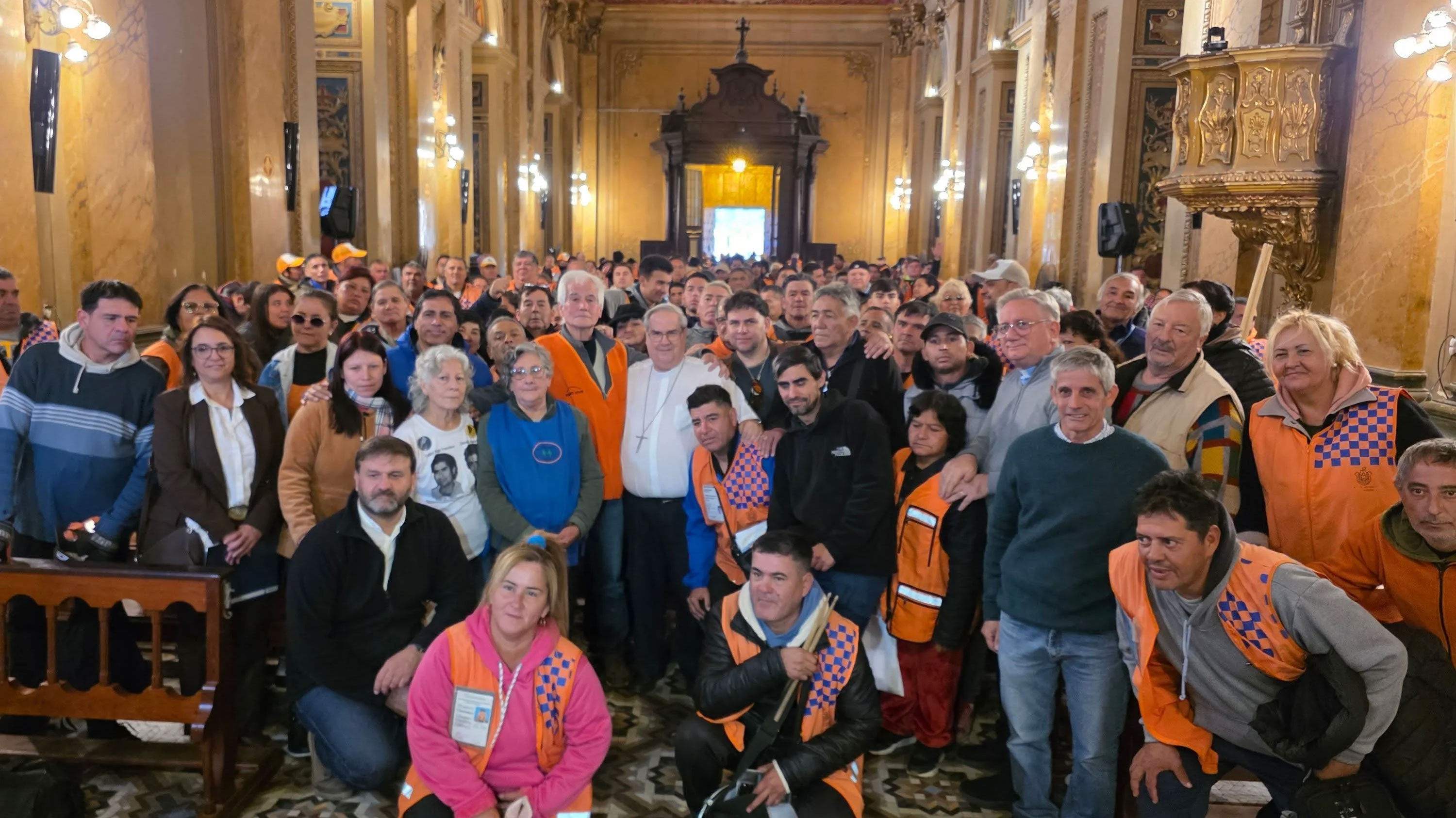 El arzobispo de C&oacute;rdoba recibi&oacute; a cuidacoches y limpiavidrios: 