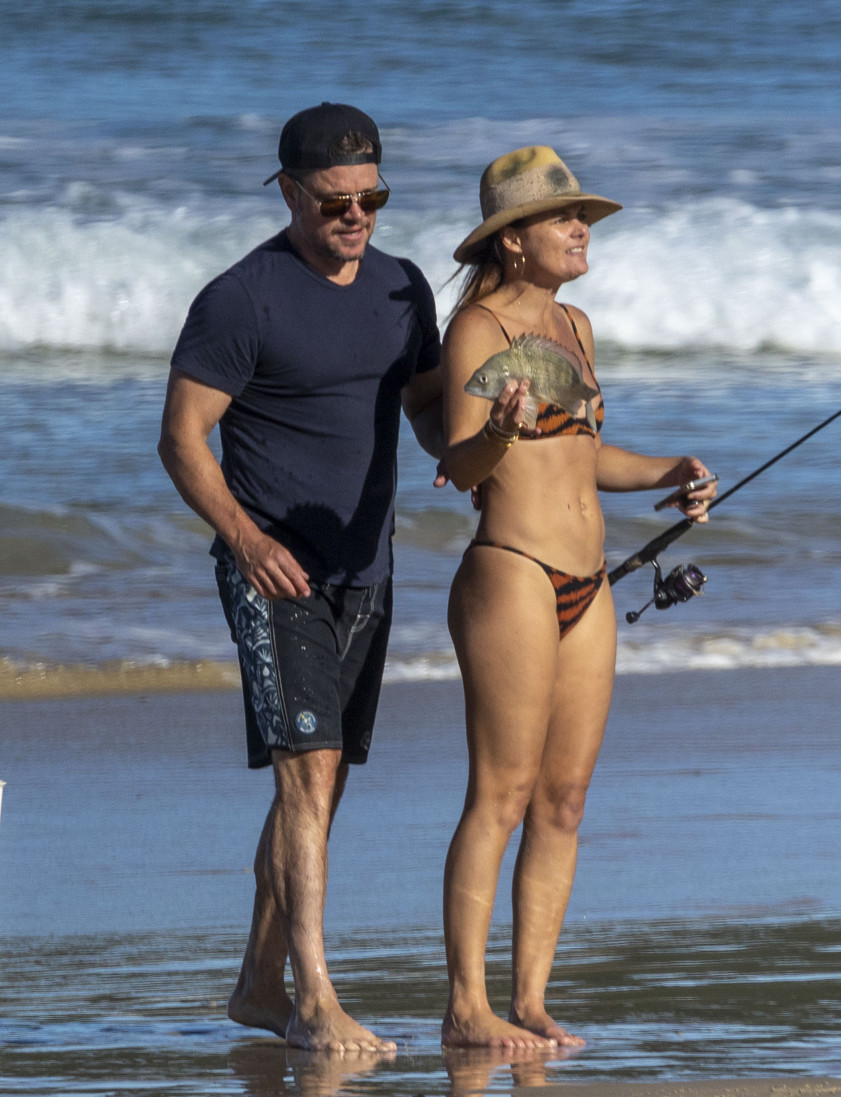 Matt Damon disfruta de un día de pesca familiar acompañado de su esposa, Luciana Barossa, y de sus hijas Isabella, Gia y Stella. Durante su salida a la playa, Matt se topó con algunos de sus amigos australianos