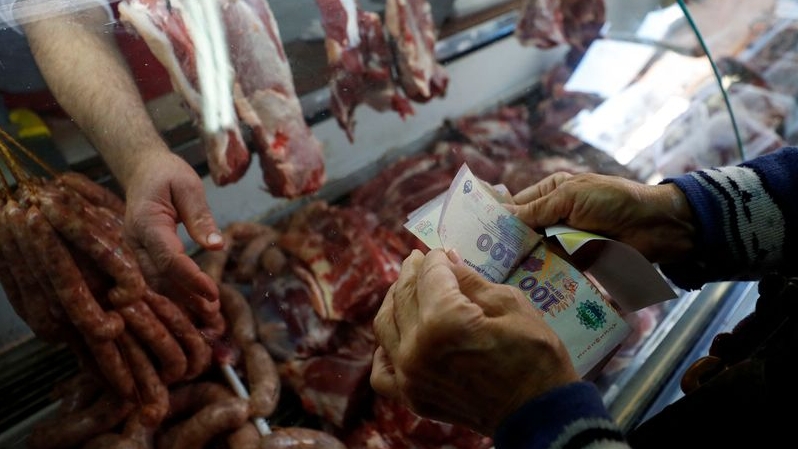 El retraso relativo del precio de la carne morigeró el efecto de desigualdad de la inflación en la segunda mitad de 2022, pero el fenómeno se revirtió fuertemente en enero de este año
REUTERS/Agustin Marcarian