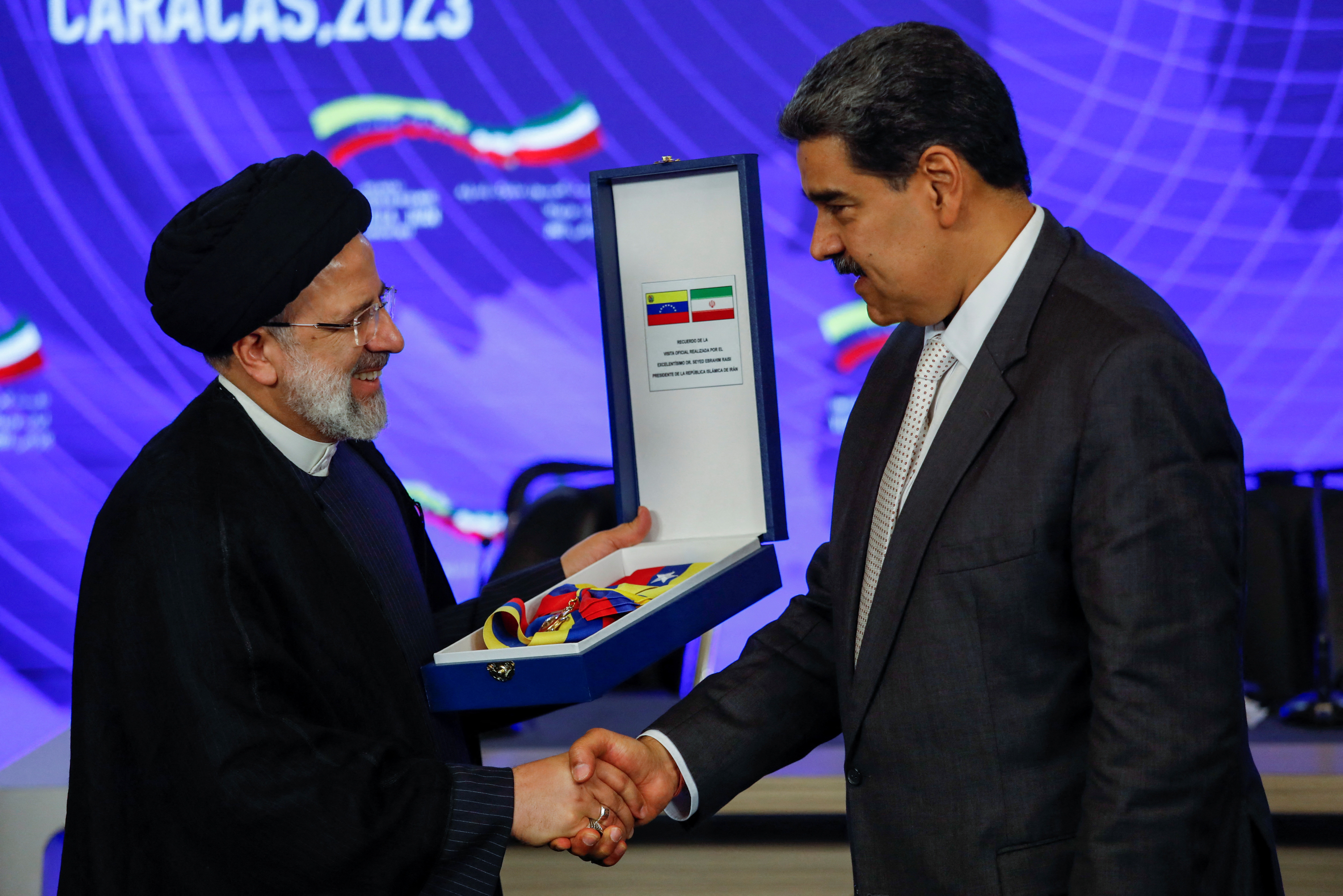 Maduro entregó al presidente iraní la condecoración "Orden Libertadores y Libertadoras de Venezuela" en el Palacio de Miraflores este 12 de junio de 2023 (REUTERS/Leonardo Fernández Viloria)