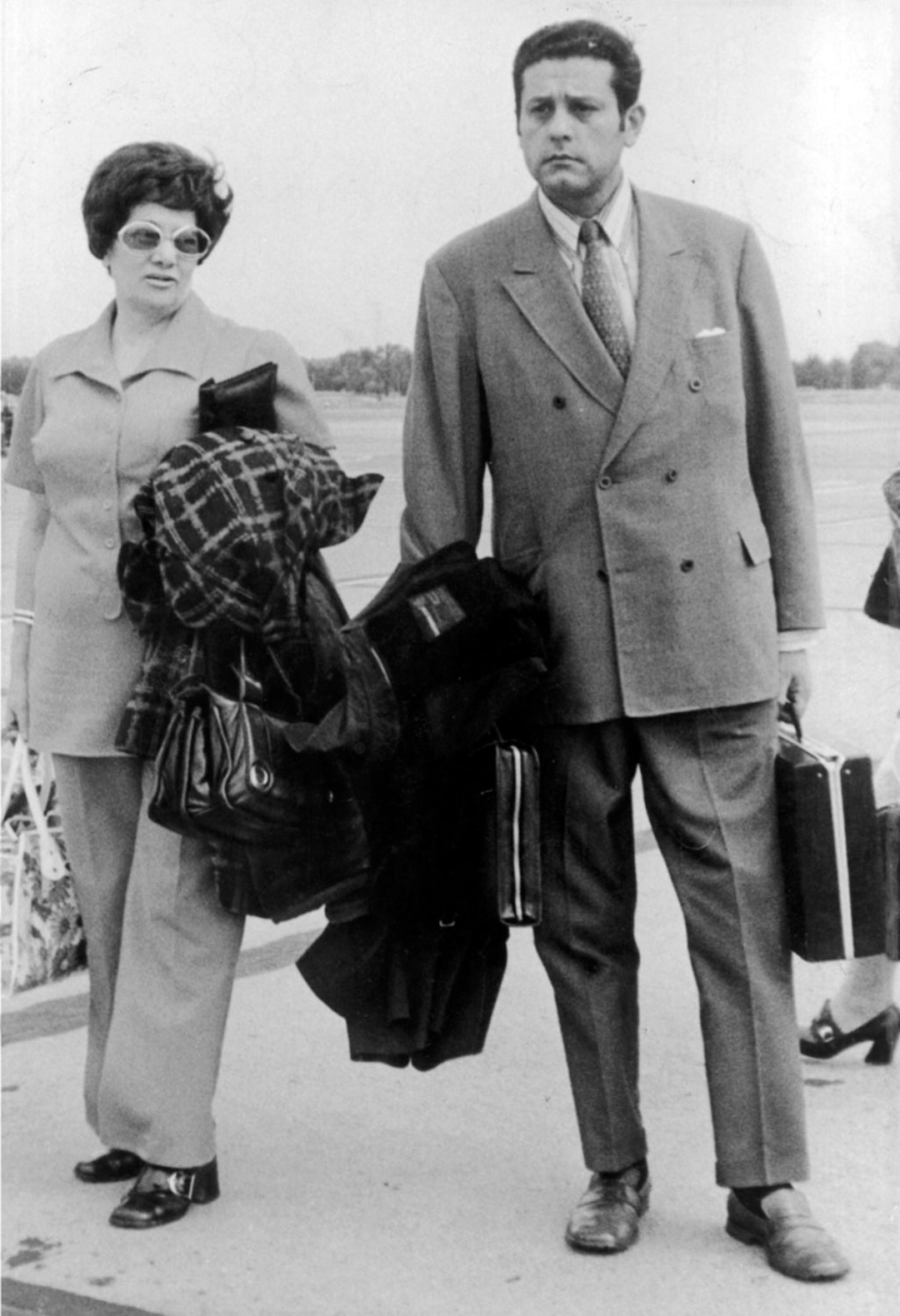 Favaloro junto a su única esposa, María Antonia Delgado, en Ezeiza luego de regresar de los Estados Unidos