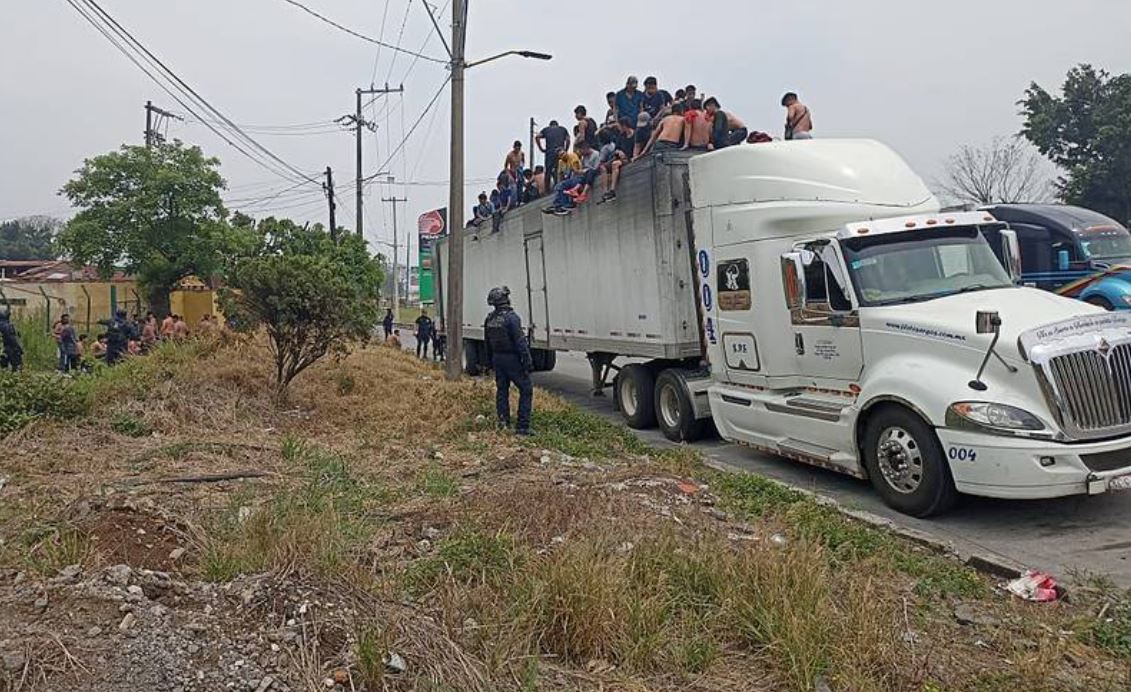 Encontraron a más de 300 migrantes dentro de una caja de tráiler en Veracruz