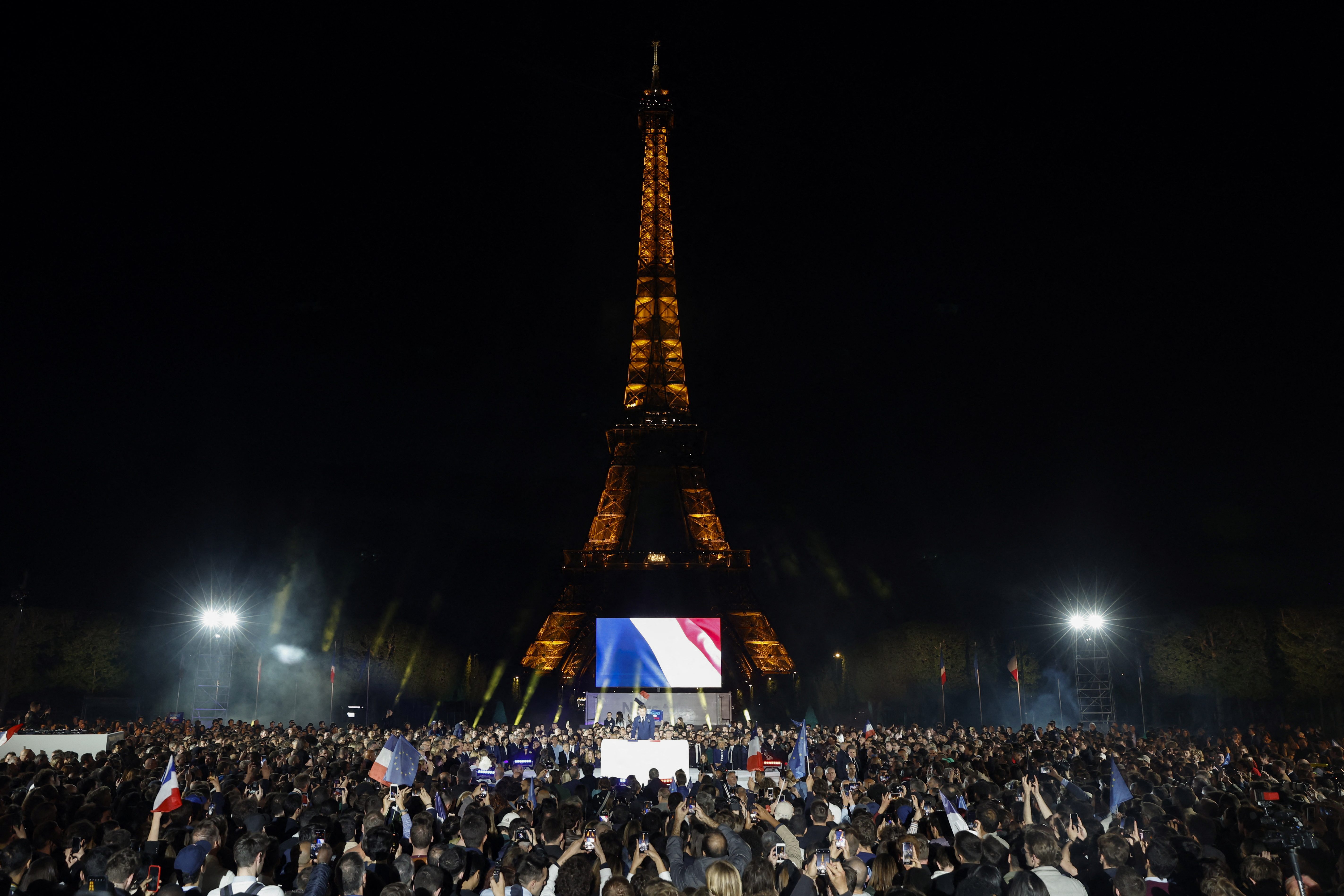 Macron fêté devant la Tour Eiffel 