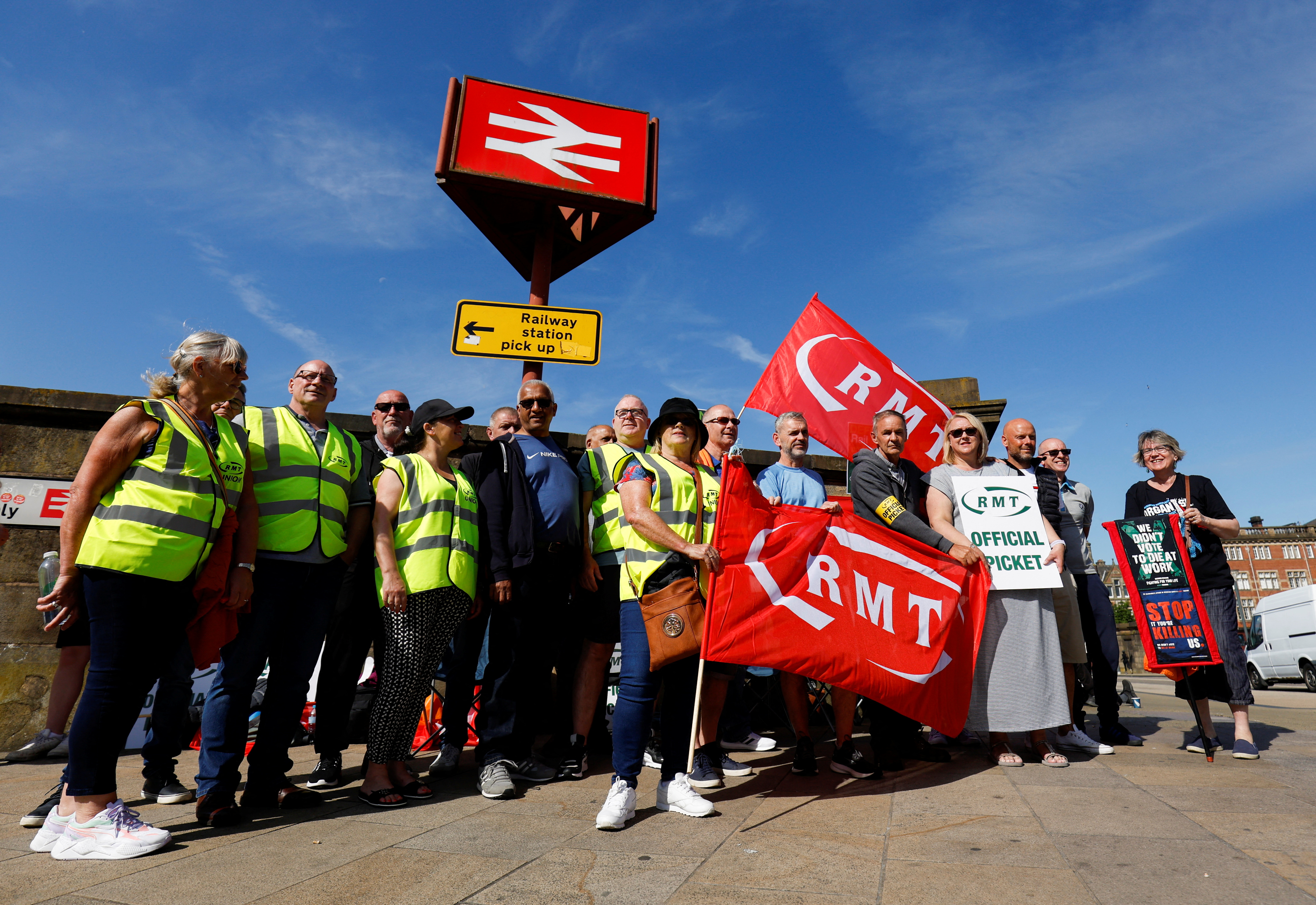 Huelga de trabajadores ferroviarios fuera de la estación de Preston, el primer día de la huelga ferroviaria nacional, el 21 de junio de 2022. (REUTERS/Jason Cairnduff)