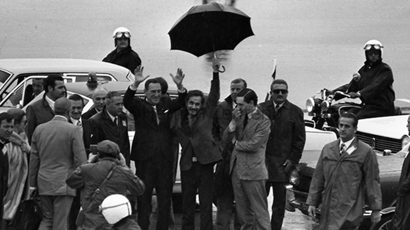 Secuencia de imágenes del regreso, luego de 18 años de exilio, de Domingo Perón a Argentina en el que José Ignacio Rucci sostiene el paraguas para protegerlo de la lluvia. También se distinguen José López Rega e Isabel (Foto: Domingo Zenteno)