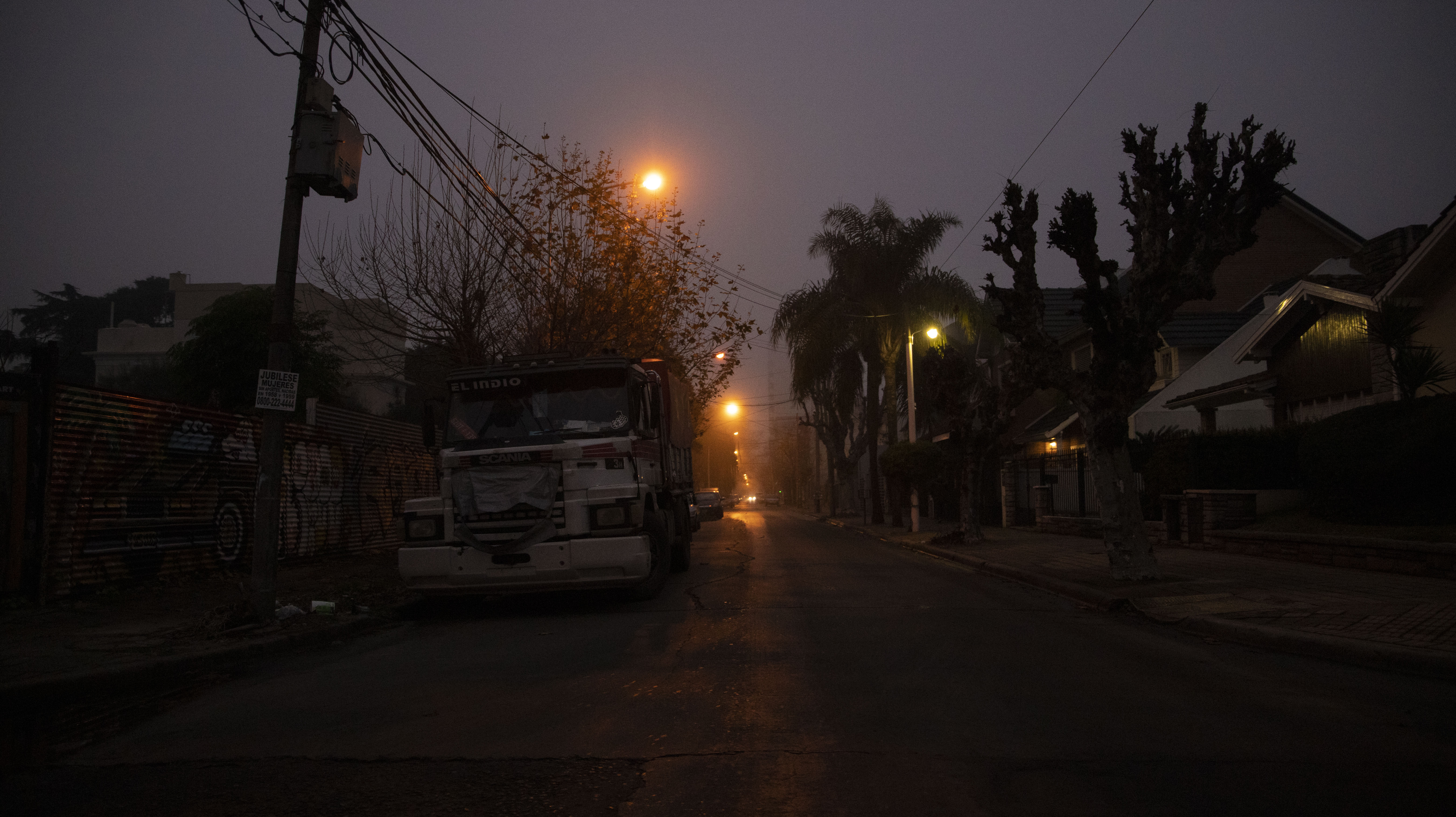 La niebla de advección se produce cuando una corriente de aire cálido y muy húmedo se desplaza sobre una superficie más fría.
