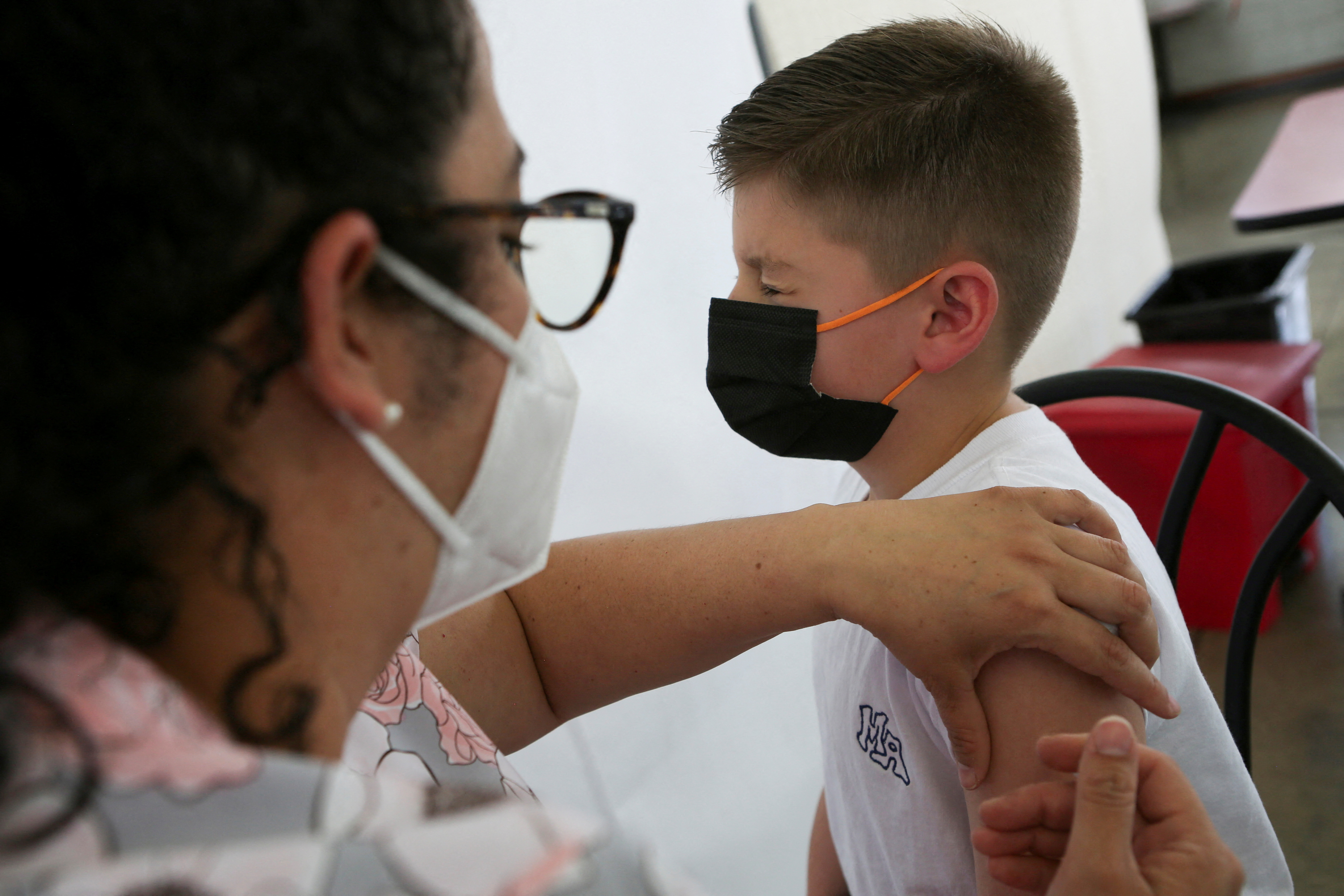 Esta autorización no abarca a los niños menores de cinco años, que aún no son elegibles para una vacuna COVID-19 en los Estados Unidos (REUTERS/Mayela Lopez/File Photo)