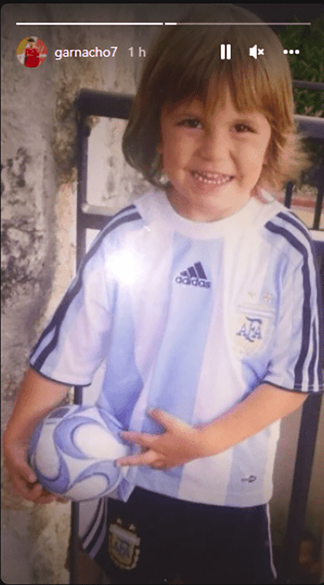 "Garna" de chico con la indumentaria de la selección argentina (@garnacho7)