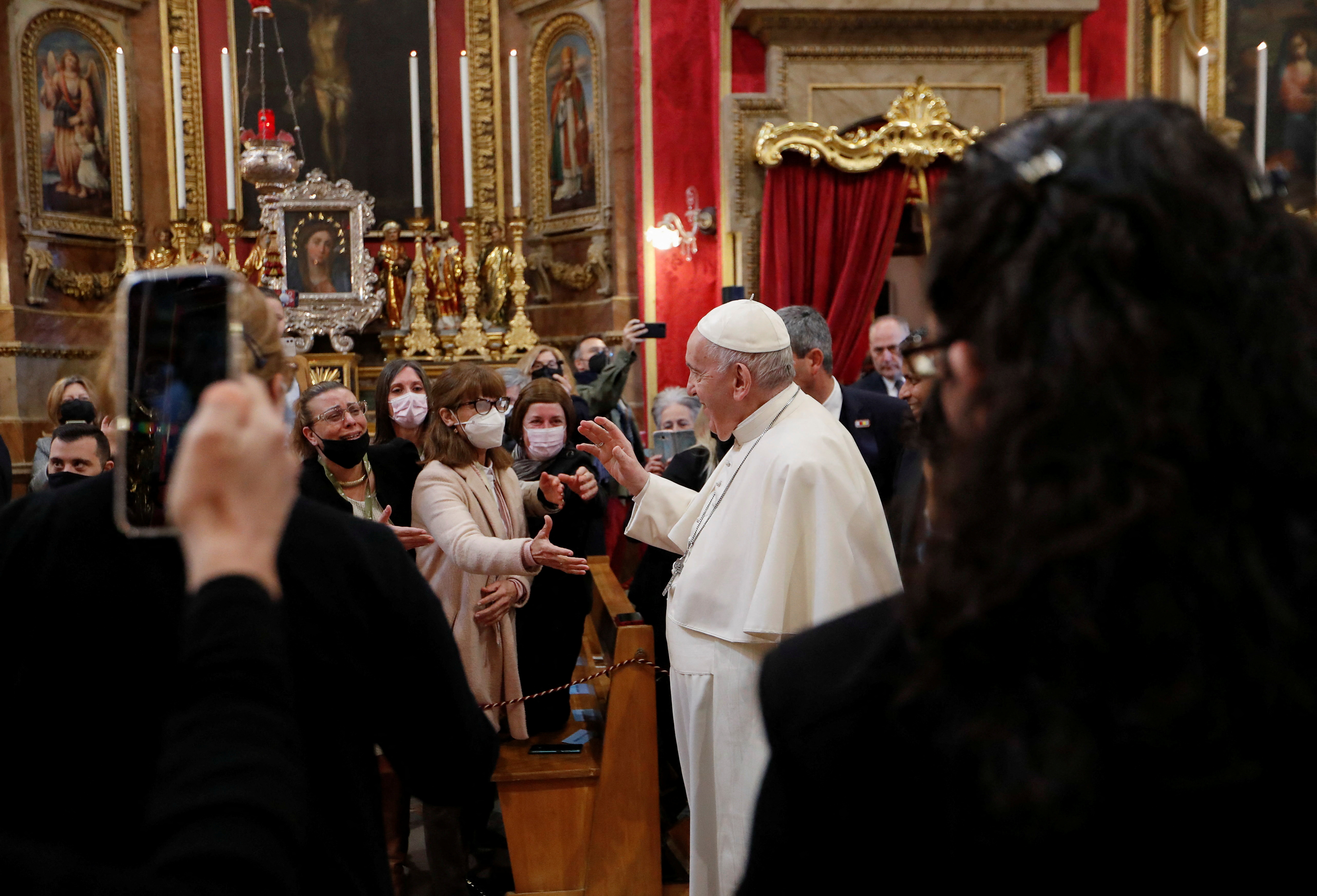 El Papa Francisco visita la Basílica de San Pablo en Rabat, y se reunió con fieles. REUTERS/Remo Casilli
