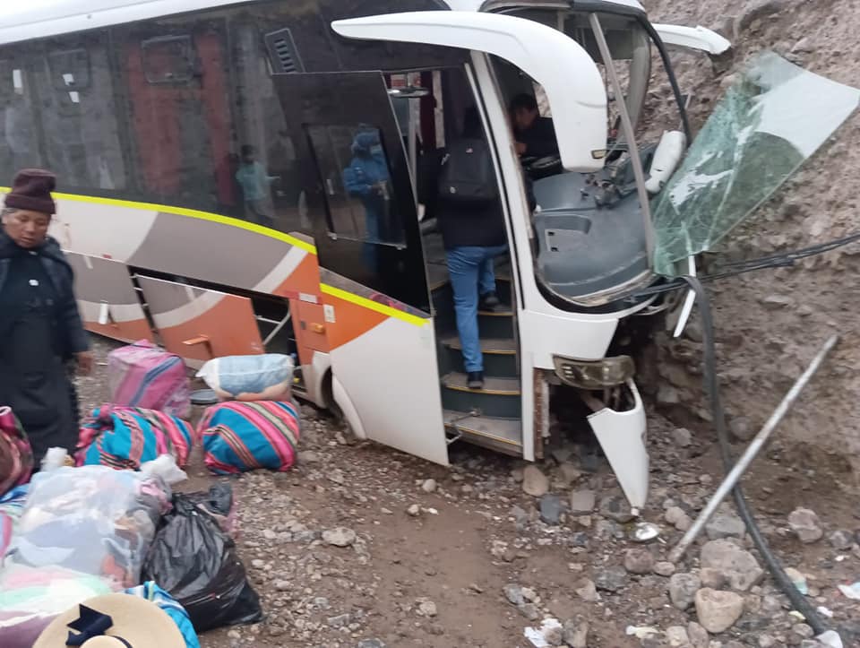 Familias lamentan muerte de sus parientes en accidente de Cusco.