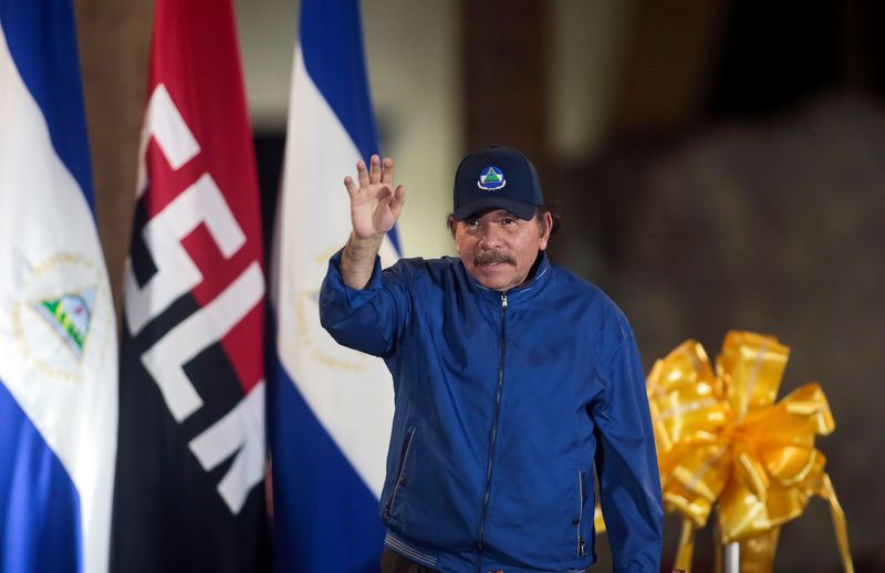 Foto de archivo: Daniel Ortega saluda a sus seguidores durante la ceremonia de inauguración de un paso elevado en Managua, Nicaragua (REUTERS/Oswaldo Rivas)