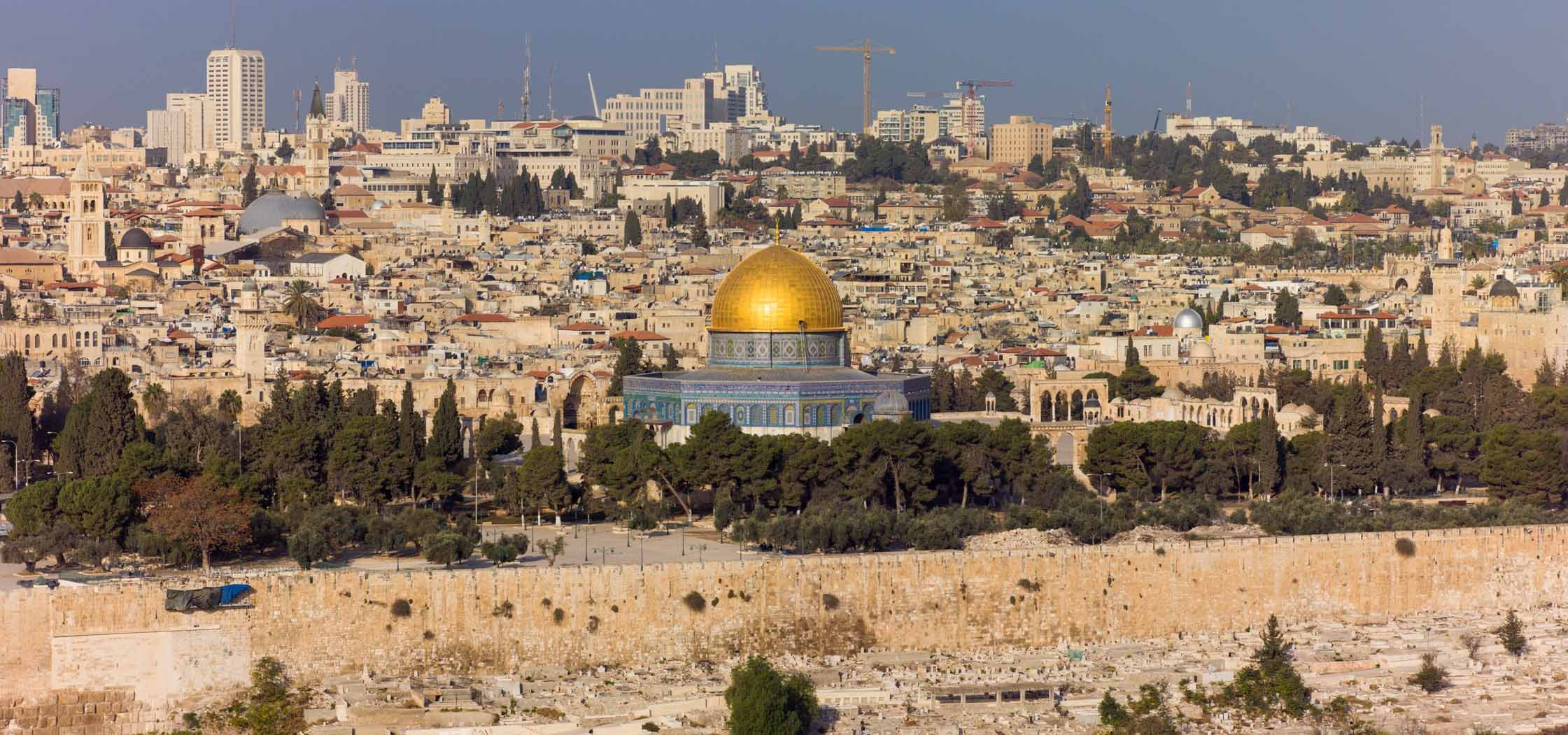La Ciudad Antigua de Jerusalén vista desde el Monte de los Olivos con la Cúpula de la Roca dorada en el centro. El monte bíblico es hoy centro de disputas entre cristianos, judíos y musulmanes.