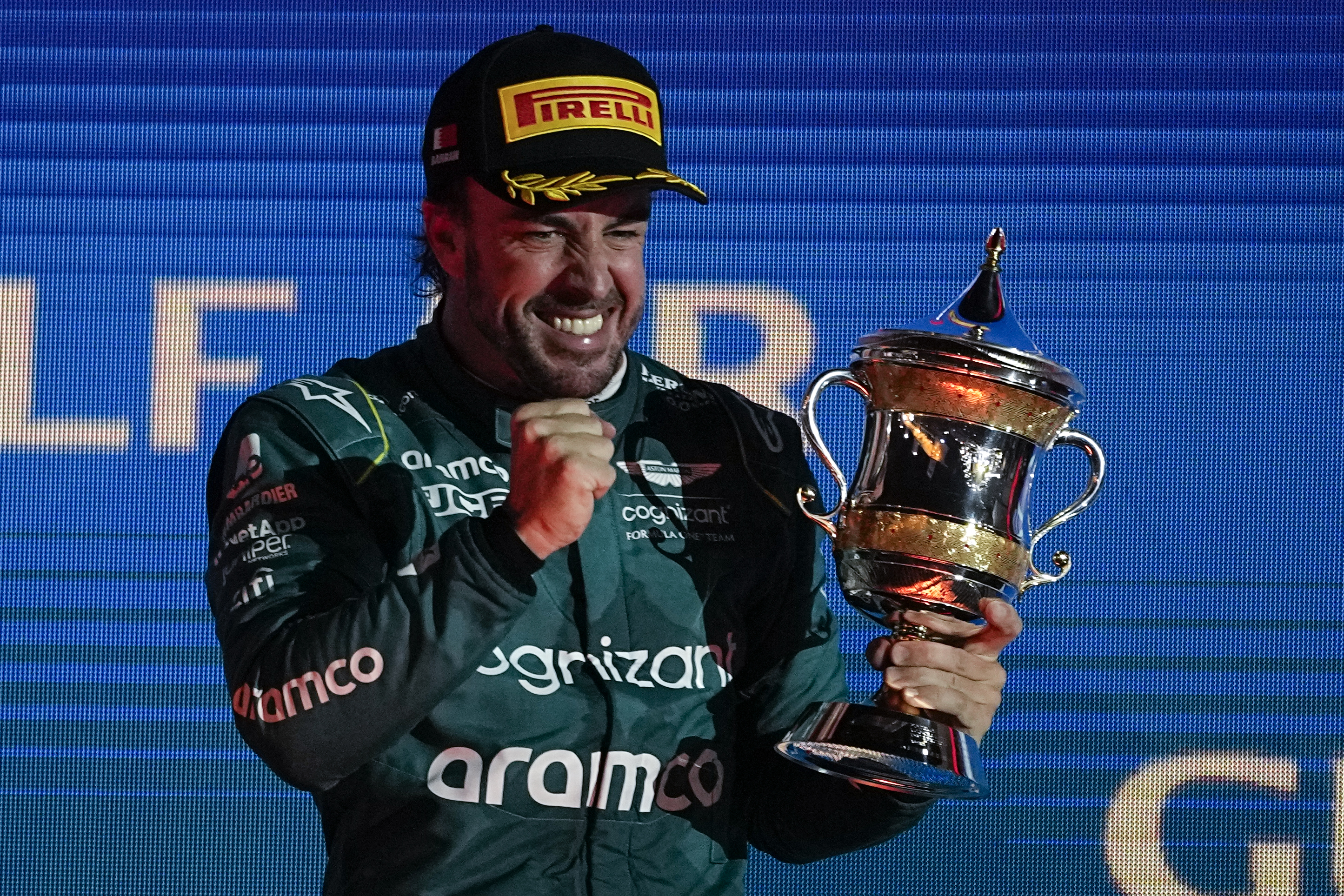 Fernando Alonso y su Aston Martin en el 'Top 5' del Gran Premio de Baréin