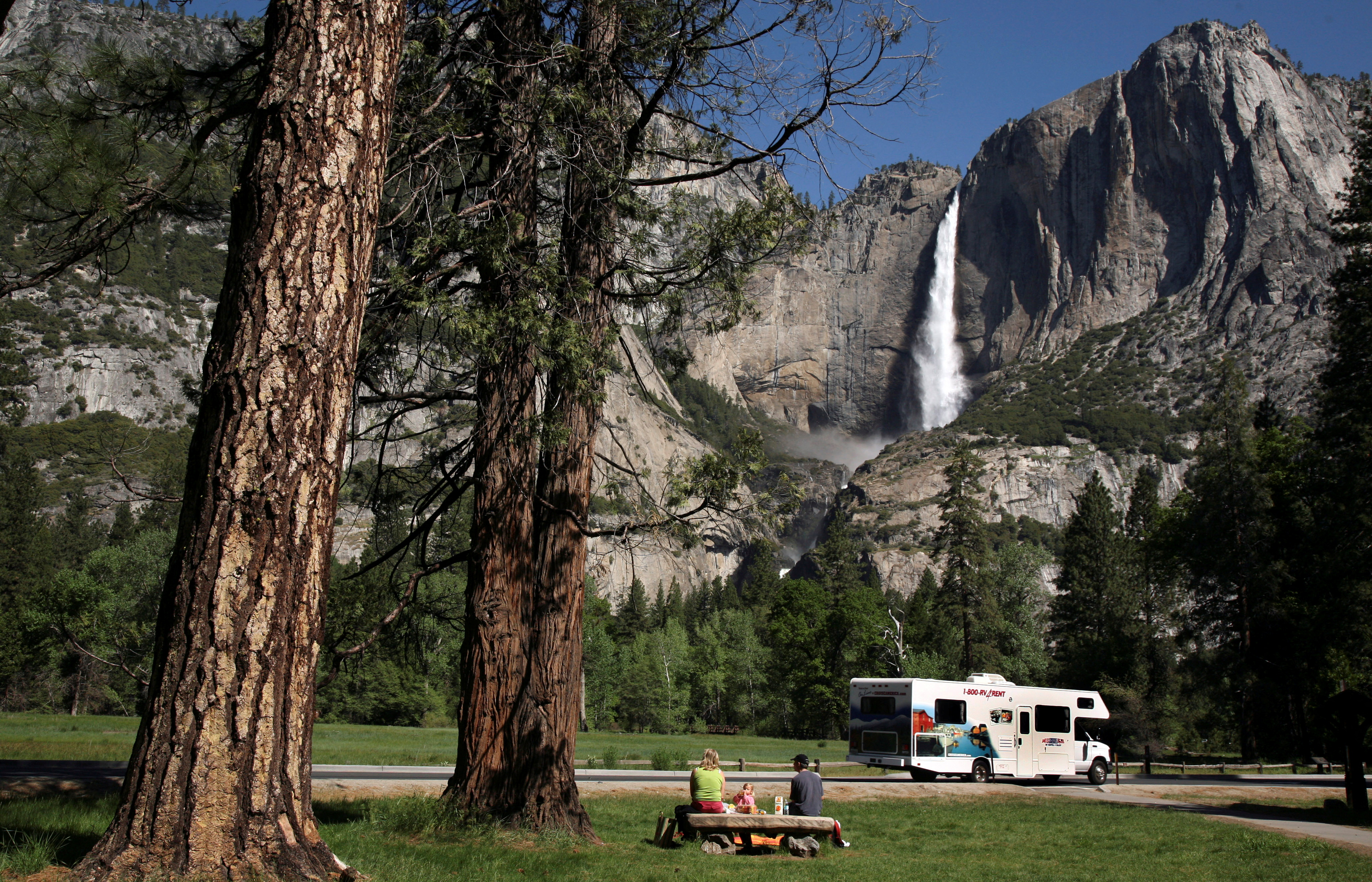 Foto de archivo: Una familia hace un picnic en el Parque Nacional de Yosemite, California (REUTERS/Robert Galbraith)