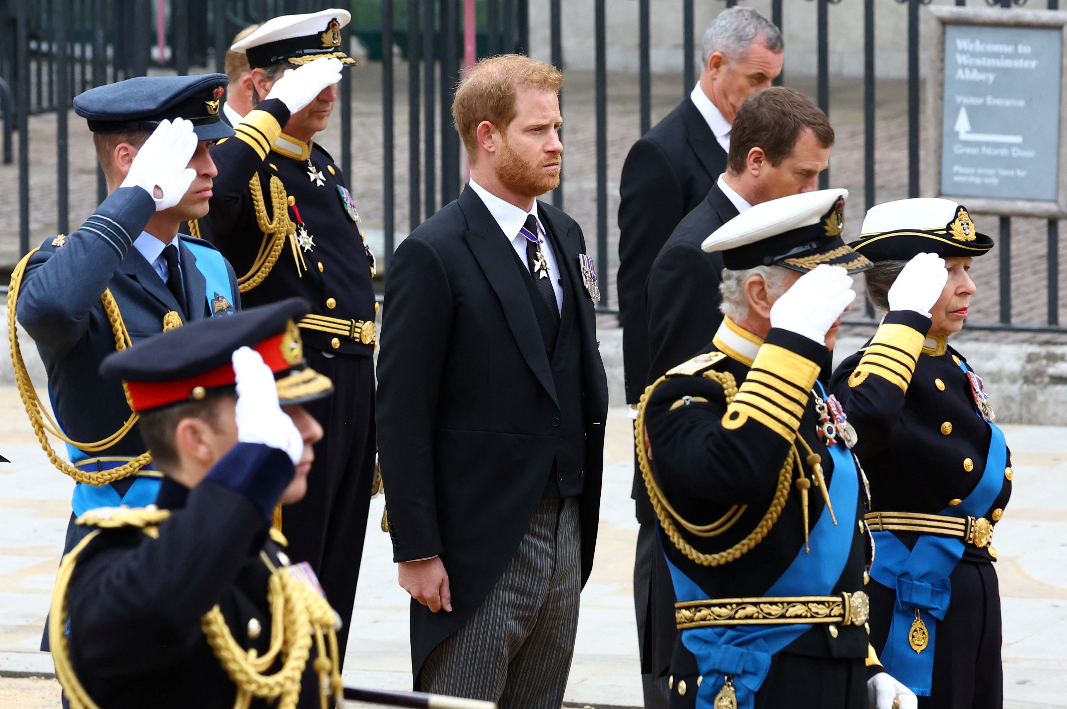 El príncipe Harry de Gran Bretaña, duque de Sussex, junto al rey Carlos, Ana, la princesa real y William, príncipe de Gales, mientras saludan durante el funeral de estado. 