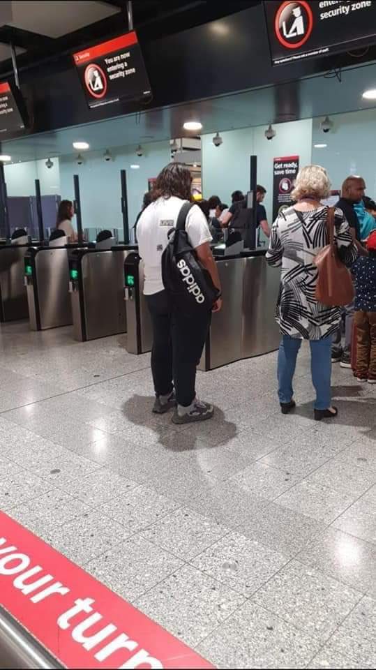 Jesús Ernesto López Gutiérrez en el aeropuerto de Londres (Foto: Twitter)
