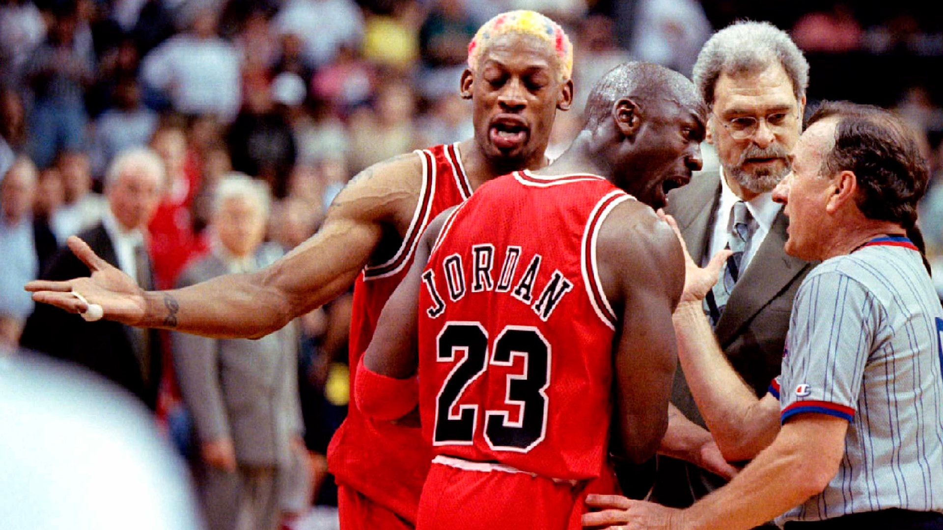 Jordan, el as de aspadas de Jackson. A su lado, Dennis Rodman, el hombre que Phil supo domar (Reuters)