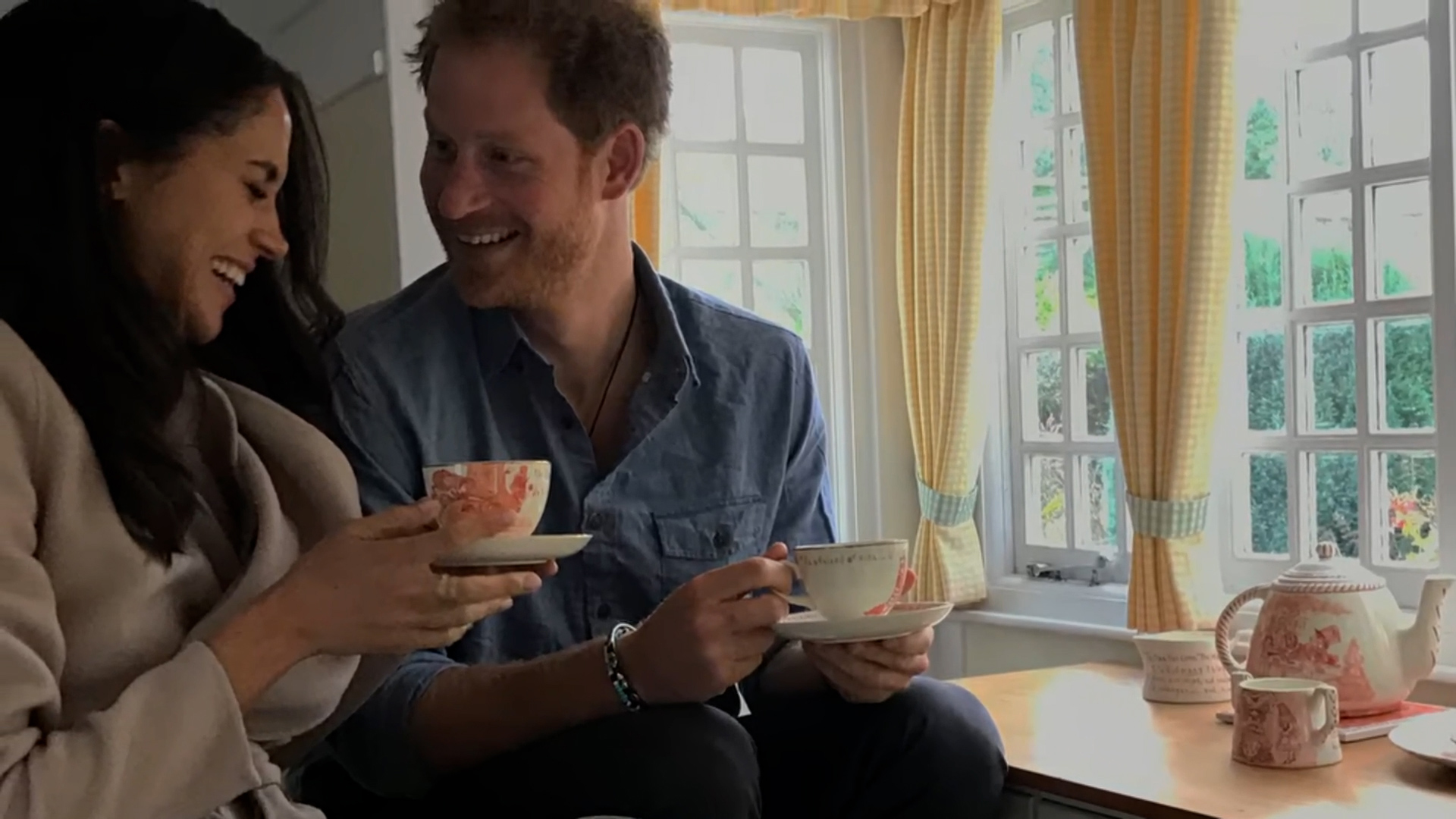 La pareja cuenta su historia en documental "harry y megan", dividido en dos partes. (Netflix)